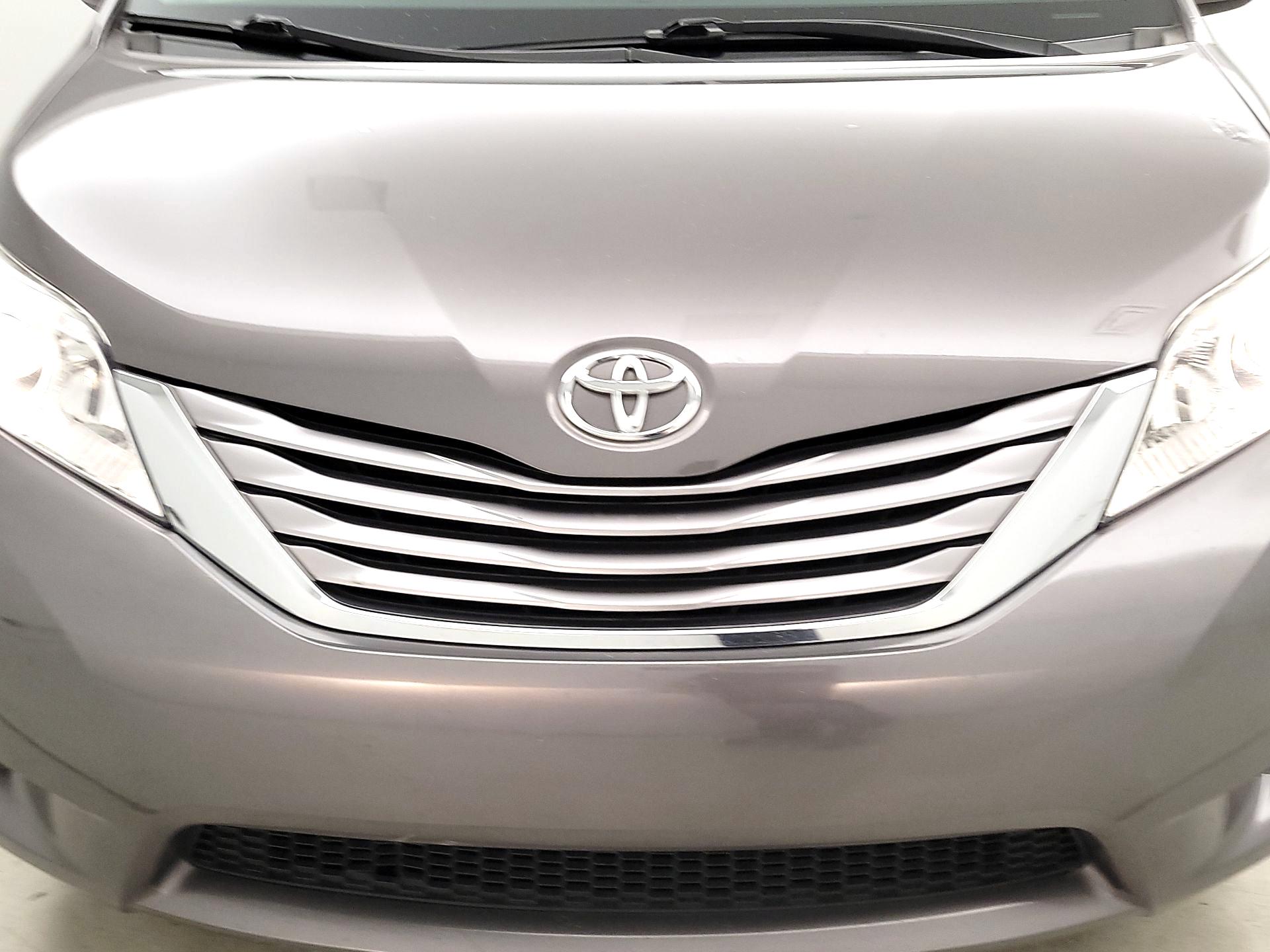 Thumbnail: 2017 Toyota Sienna - 2
