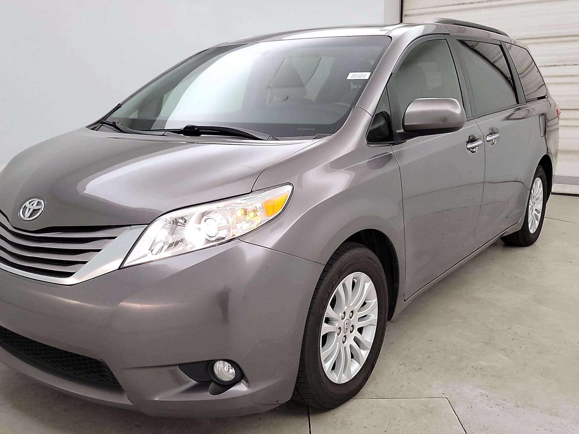 Thumbnail: 2017 Toyota Sienna - 3