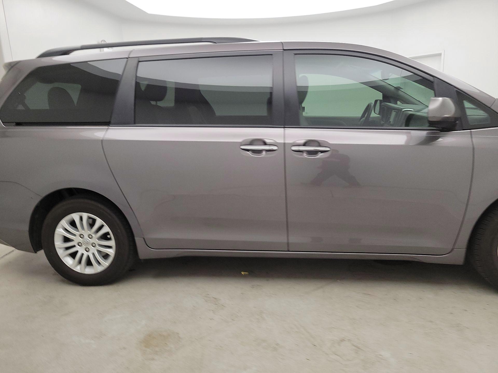 Thumbnail: 2017 Toyota Sienna - 4