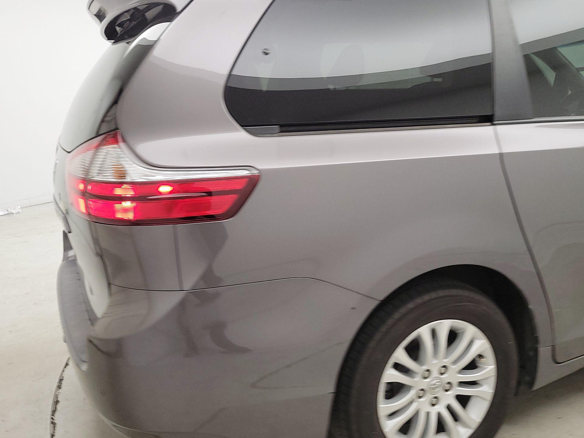 Thumbnail: 2017 Toyota Sienna - 5
