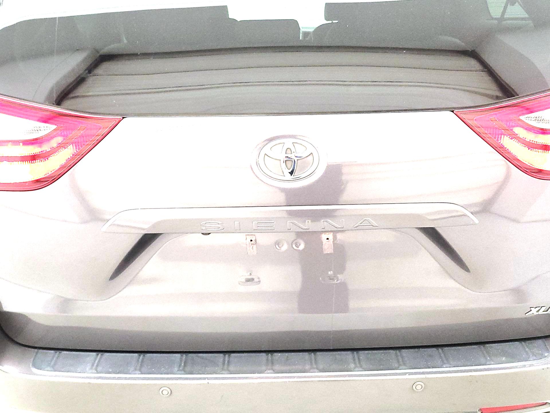 Thumbnail: 2017 Toyota Sienna - 6