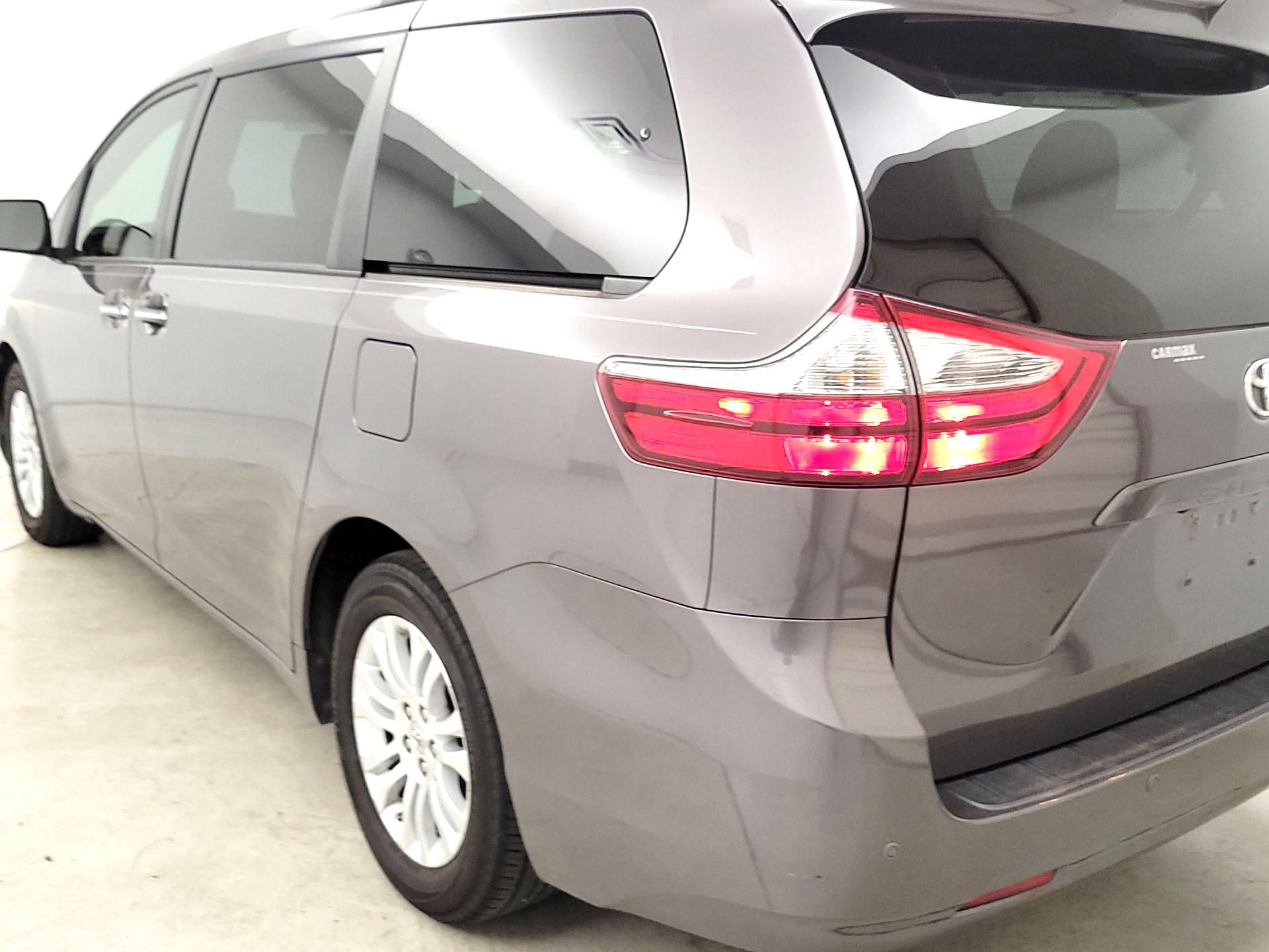 Thumbnail: 2017 Toyota Sienna - 7