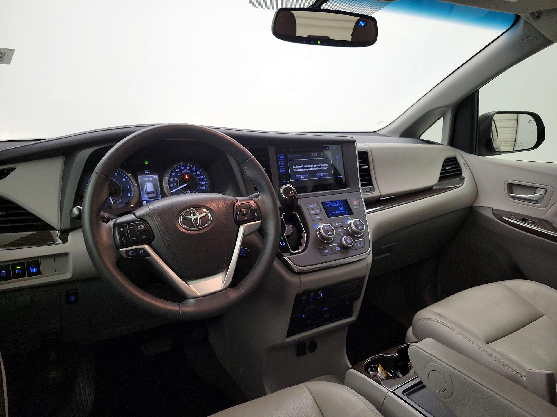 Thumbnail: 2017 Toyota Sienna - 8