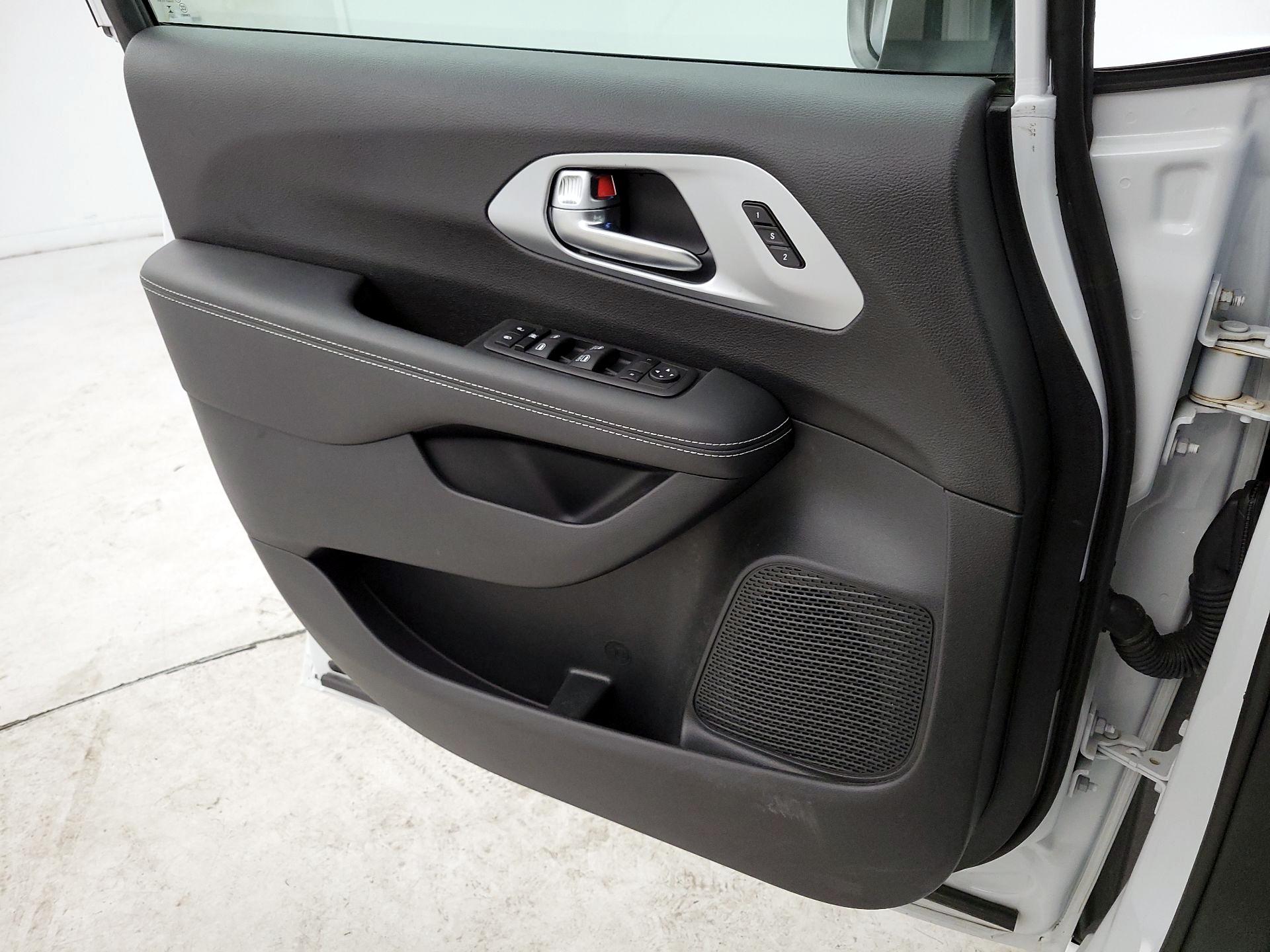 Thumbnail: 2023 Chrysler Pacifica - 10