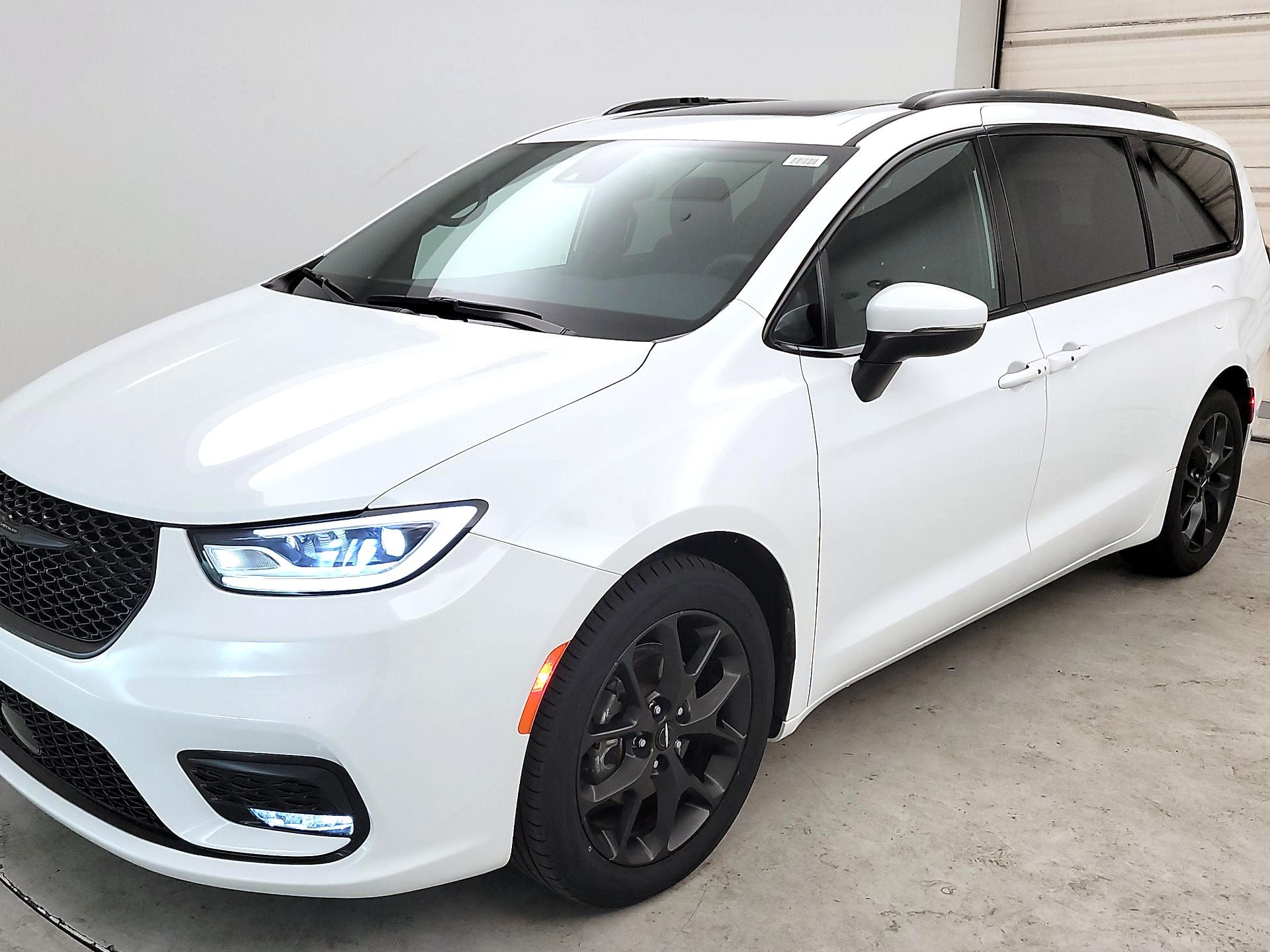 Thumbnail: 2023 Chrysler Pacifica - 3
