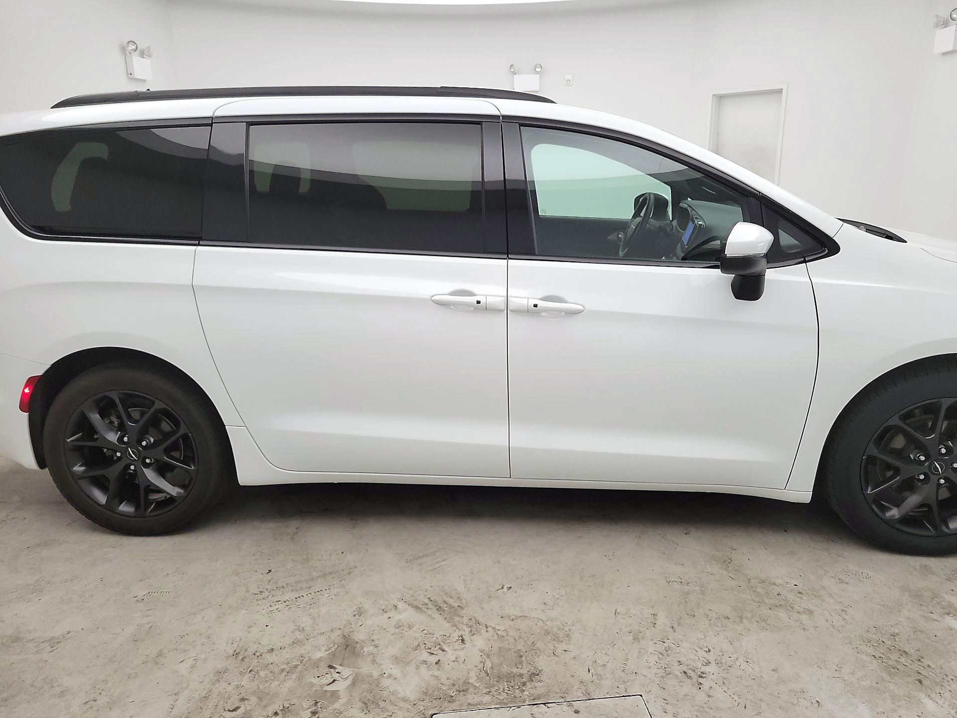 Thumbnail: 2023 Chrysler Pacifica - 4