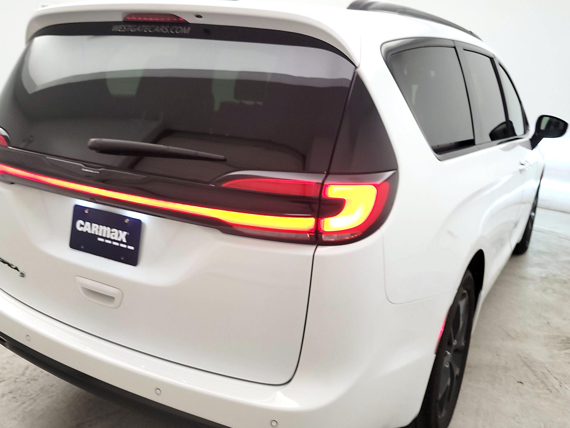 Thumbnail: 2023 Chrysler Pacifica - 5