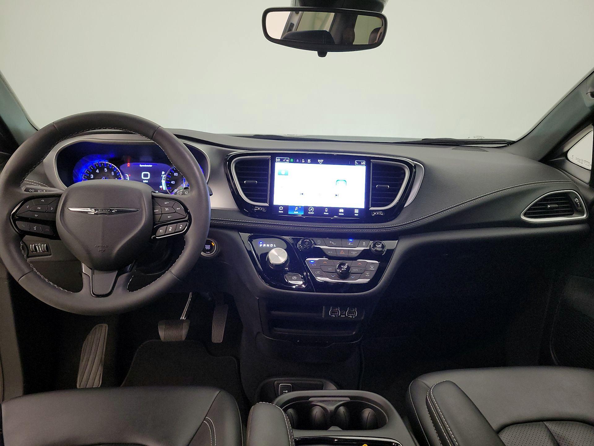 Thumbnail: 2023 Chrysler Pacifica - 8