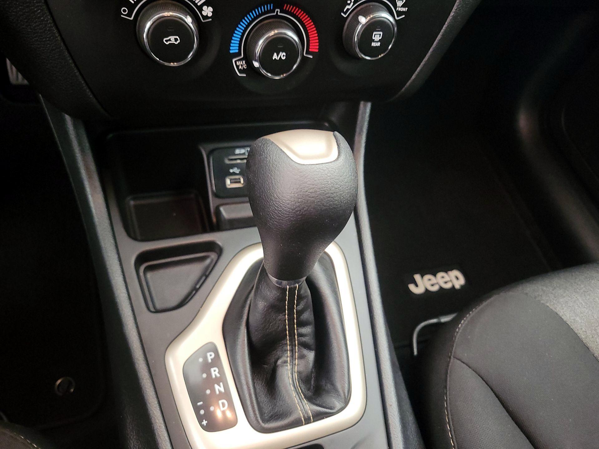 Thumbnail: 2018 Jeep Cherokee - 17
