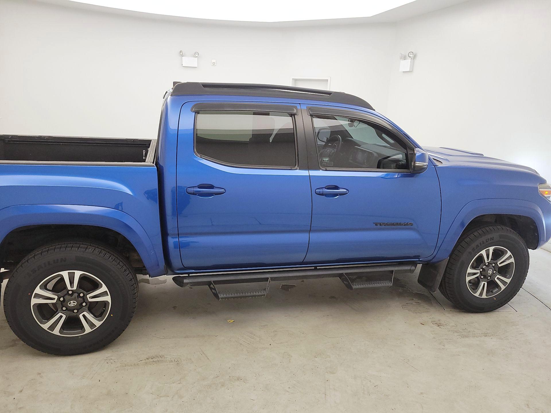 Thumbnail: 2017 Toyota Tacoma - 4