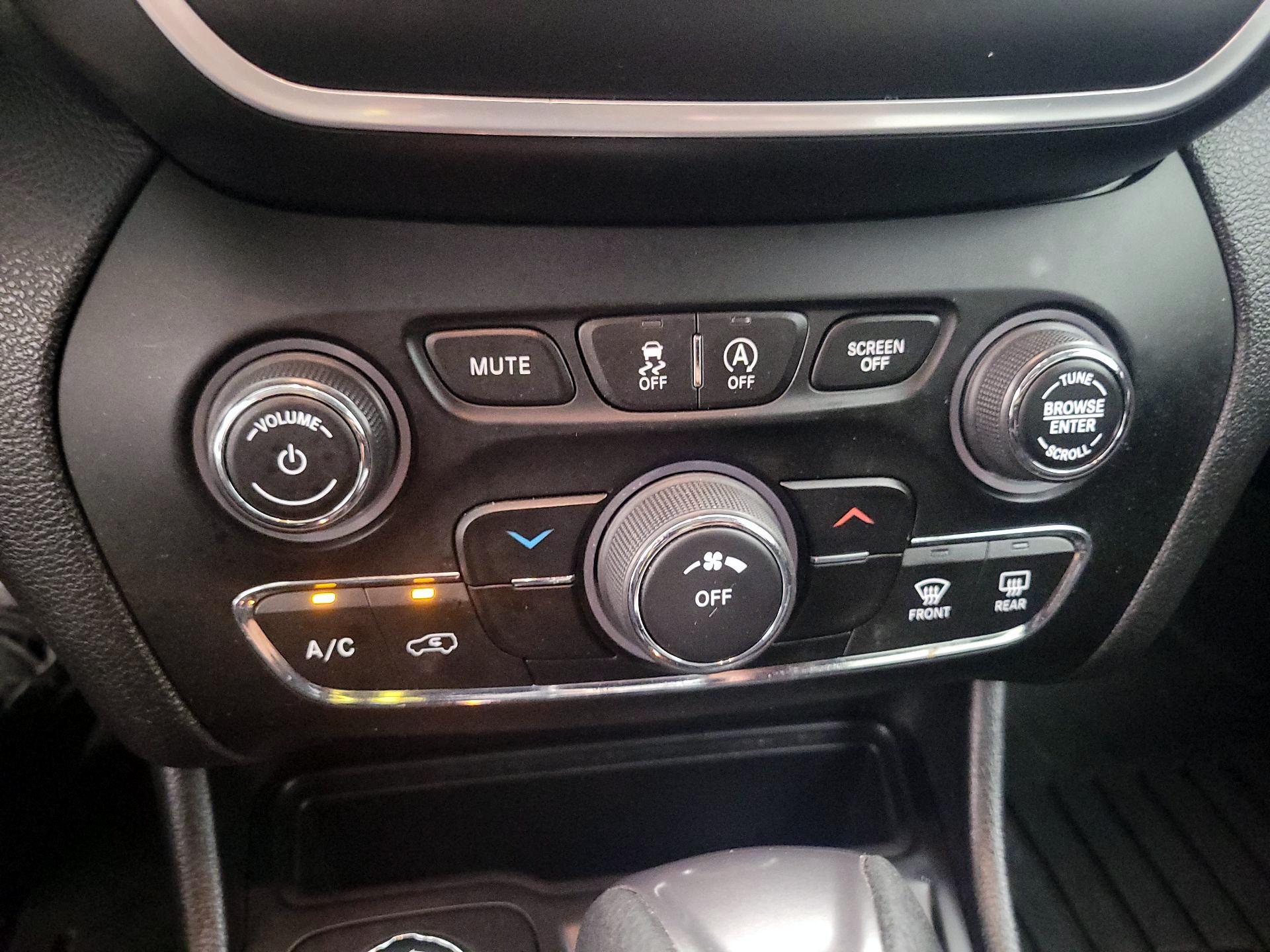 Thumbnail: 2021 Jeep Cherokee - 16