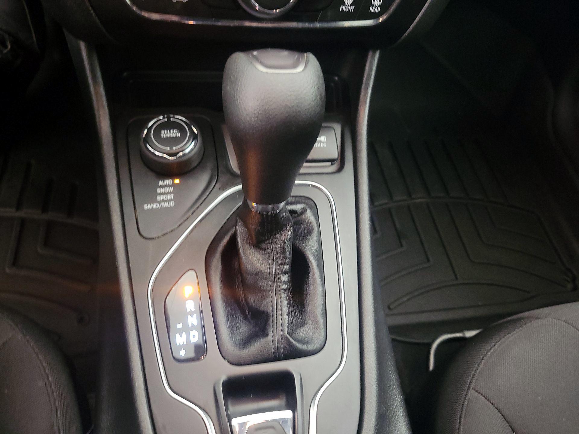 Thumbnail: 2021 Jeep Cherokee - 17