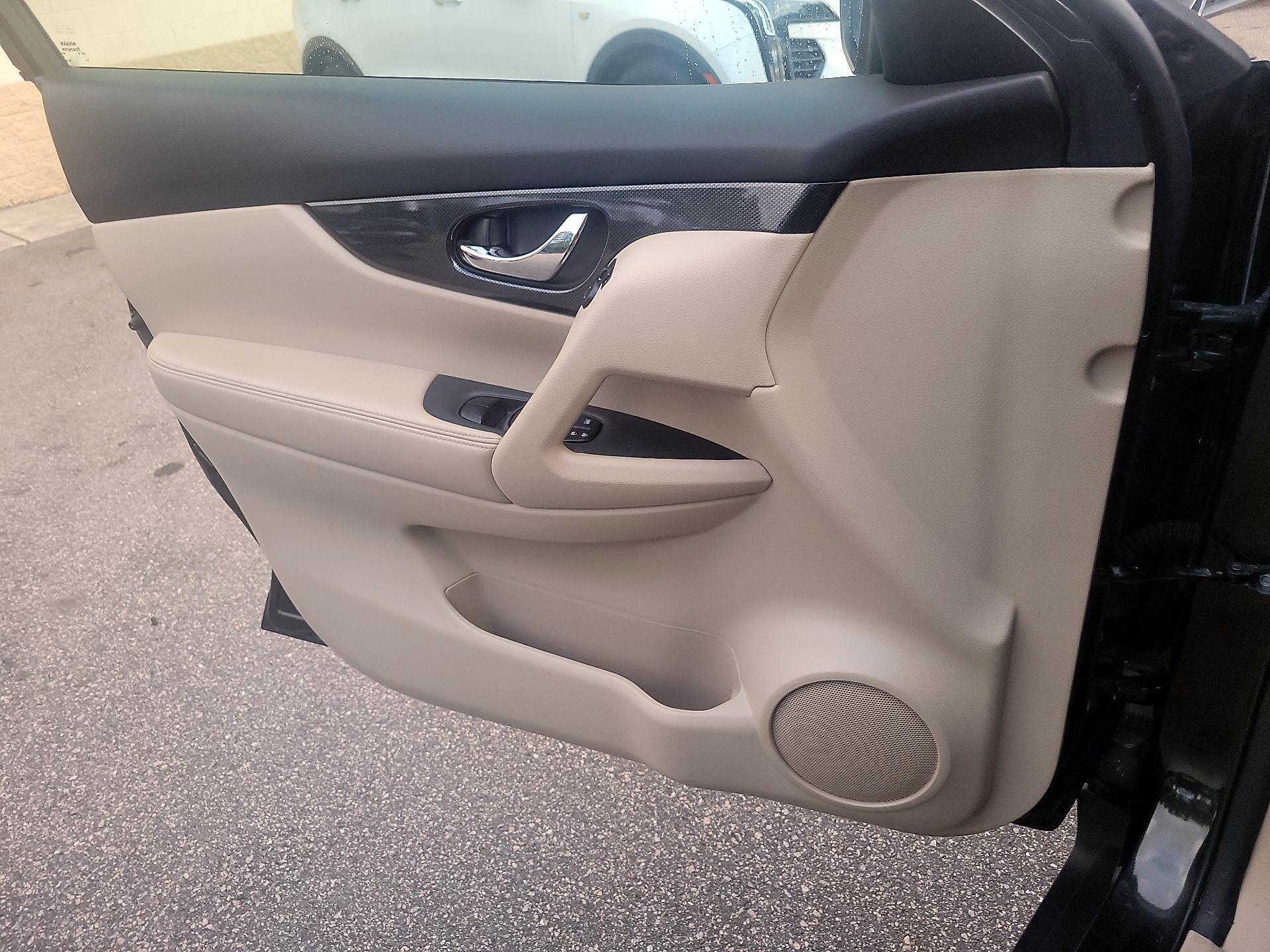 Thumbnail: 2015 Nissan Rogue - 10