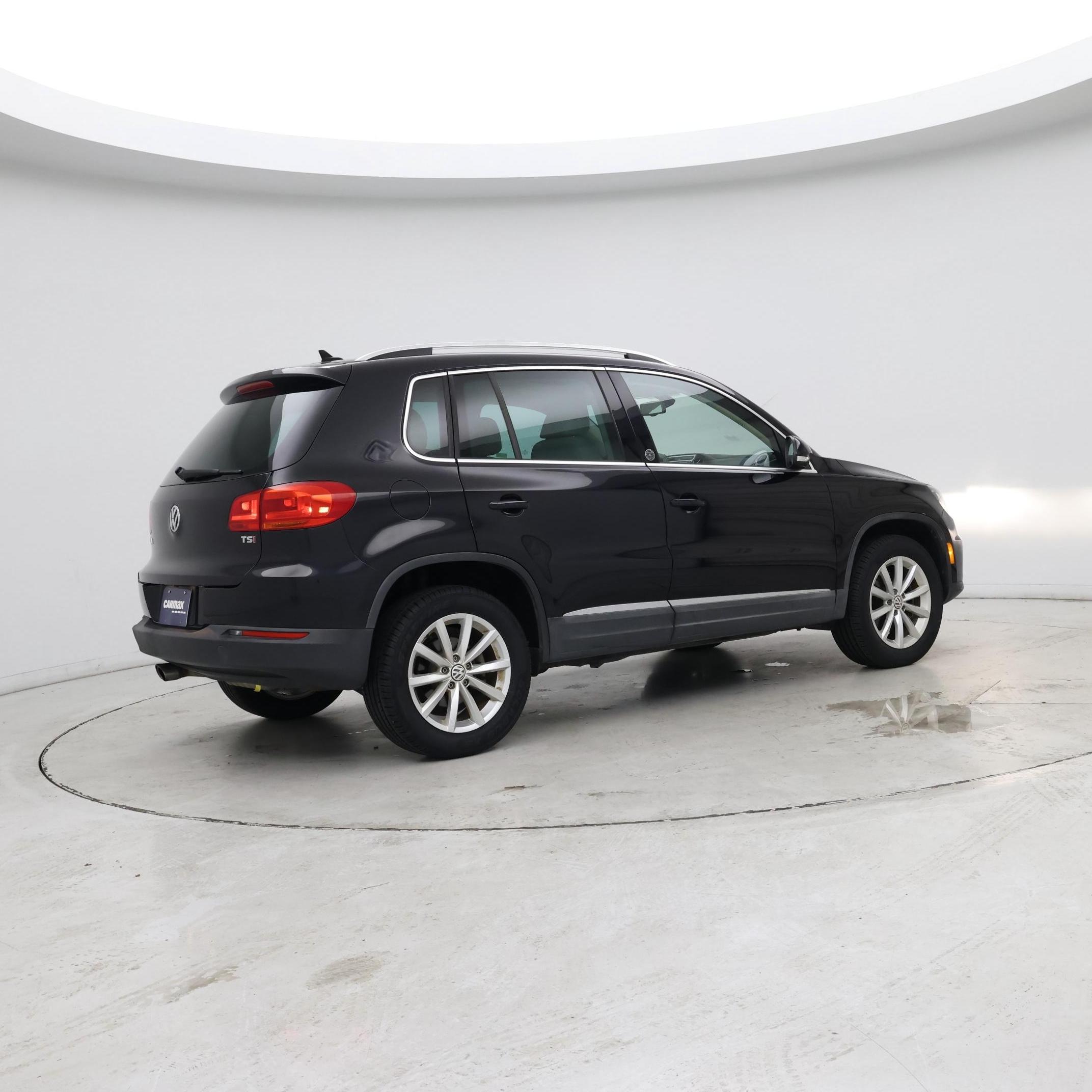 Thumbnail: 2017 Volkswagen Tiguan - 7