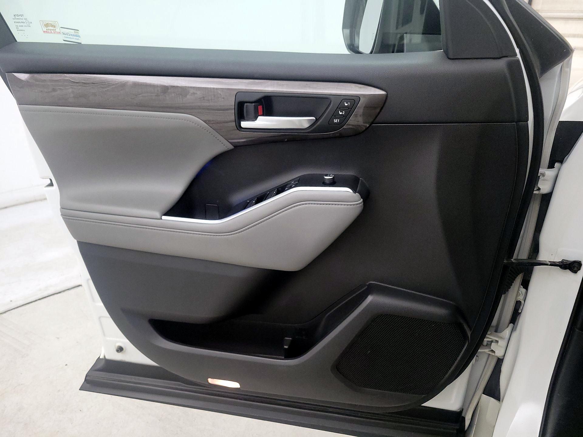 Thumbnail: 2020 Toyota Highlander - 10