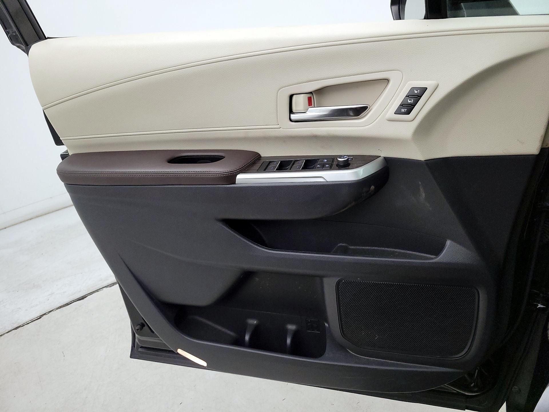 Thumbnail: 2021 Toyota Sienna - 12