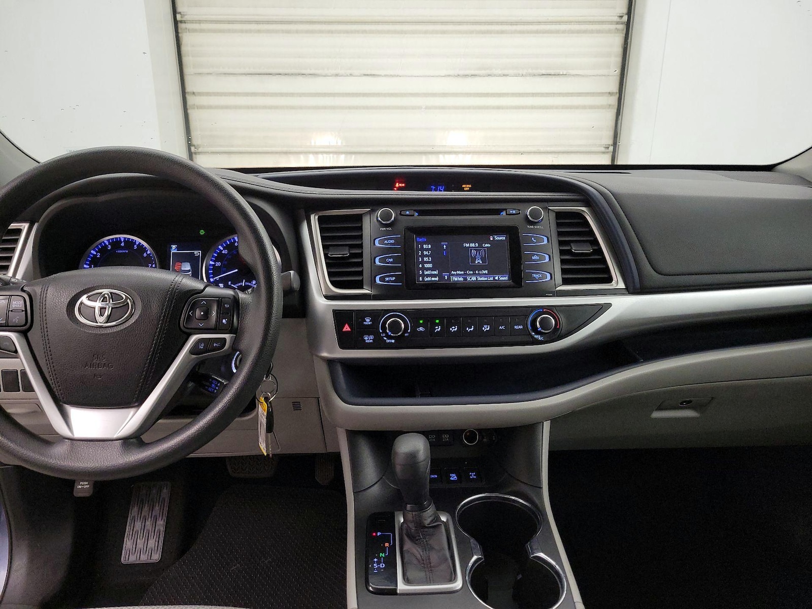 2018 Toyota Highlander LE - Photo 10