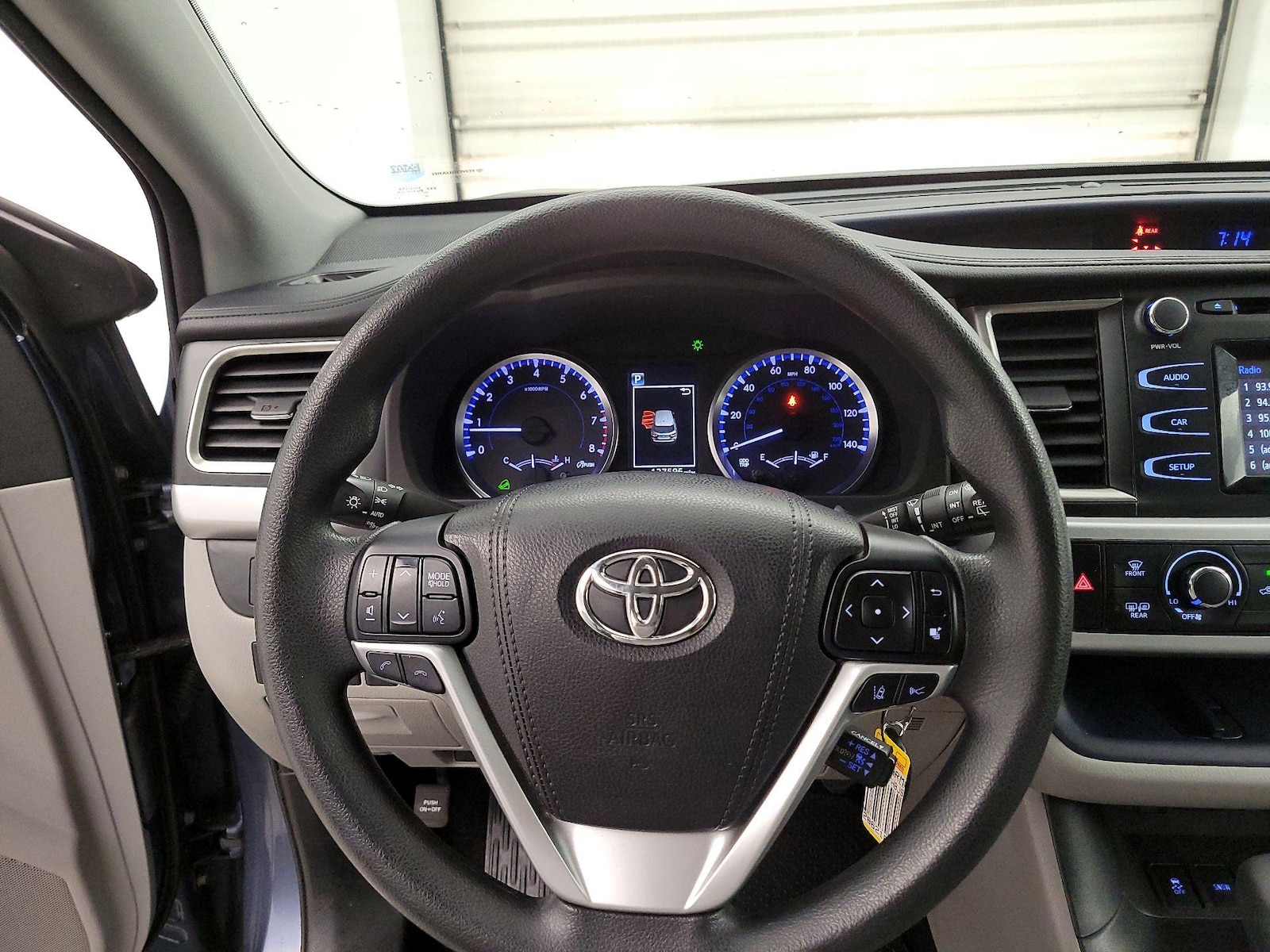 2018 Toyota Highlander LE - Photo 11
