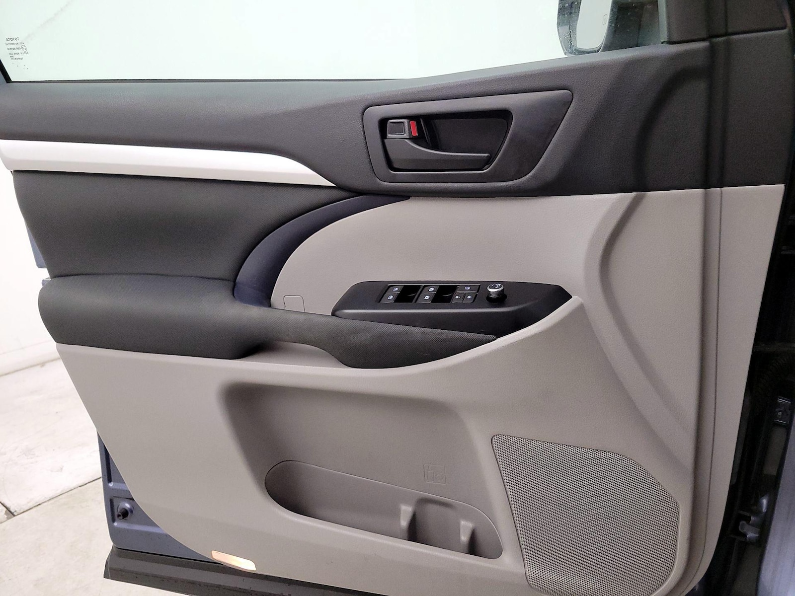 2018 Toyota Highlander LE - Photo 13