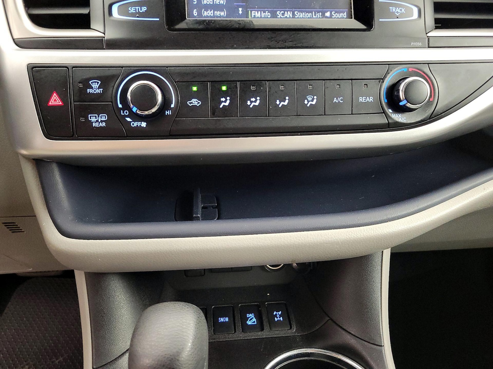 2018 Toyota Highlander LE - Photo 17