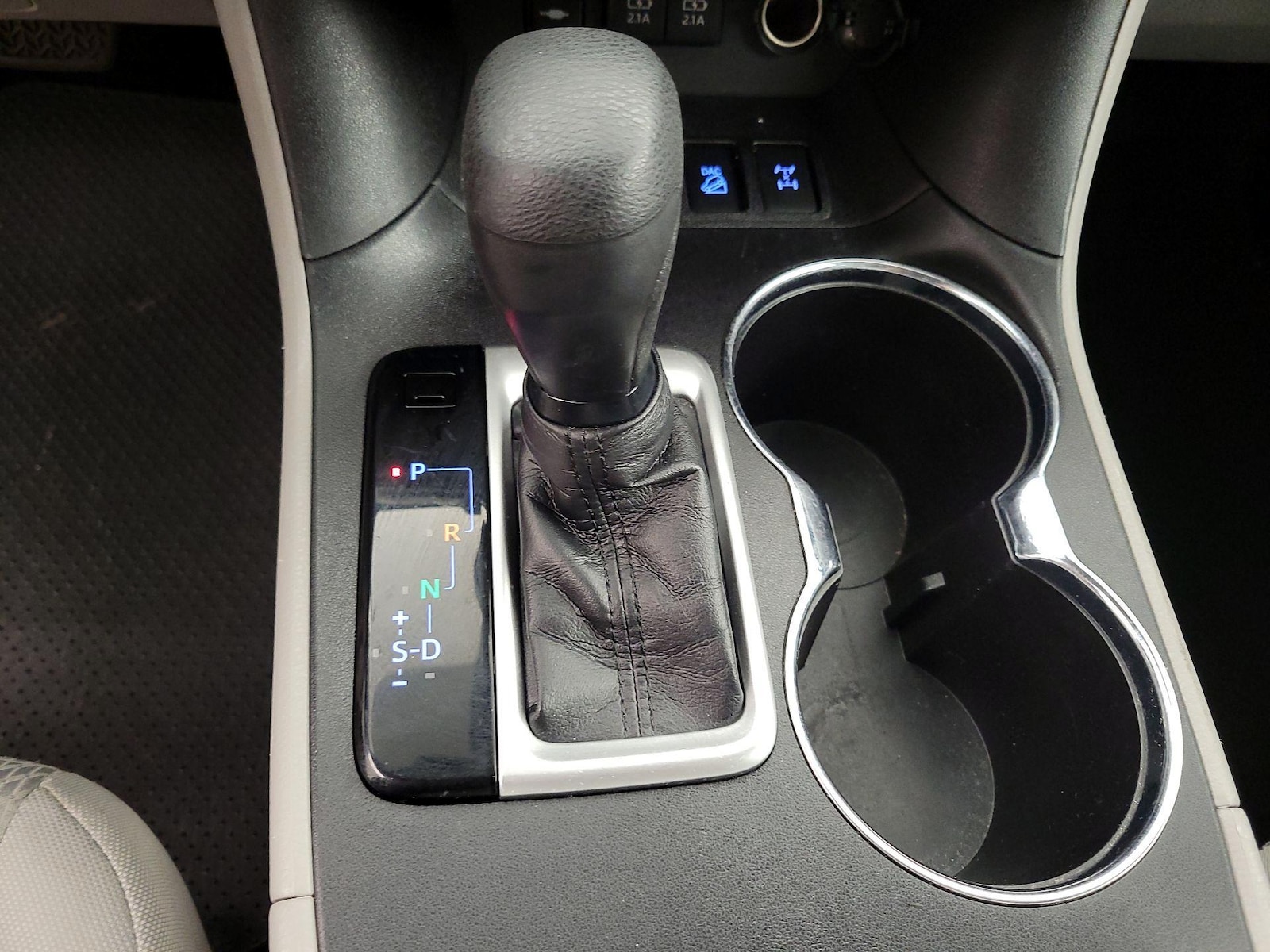 2018 Toyota Highlander LE - Photo 18