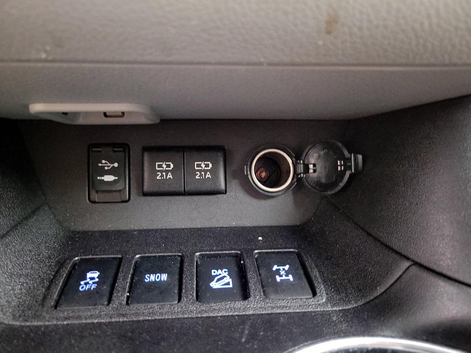 2018 Toyota Highlander LE - Photo 19
