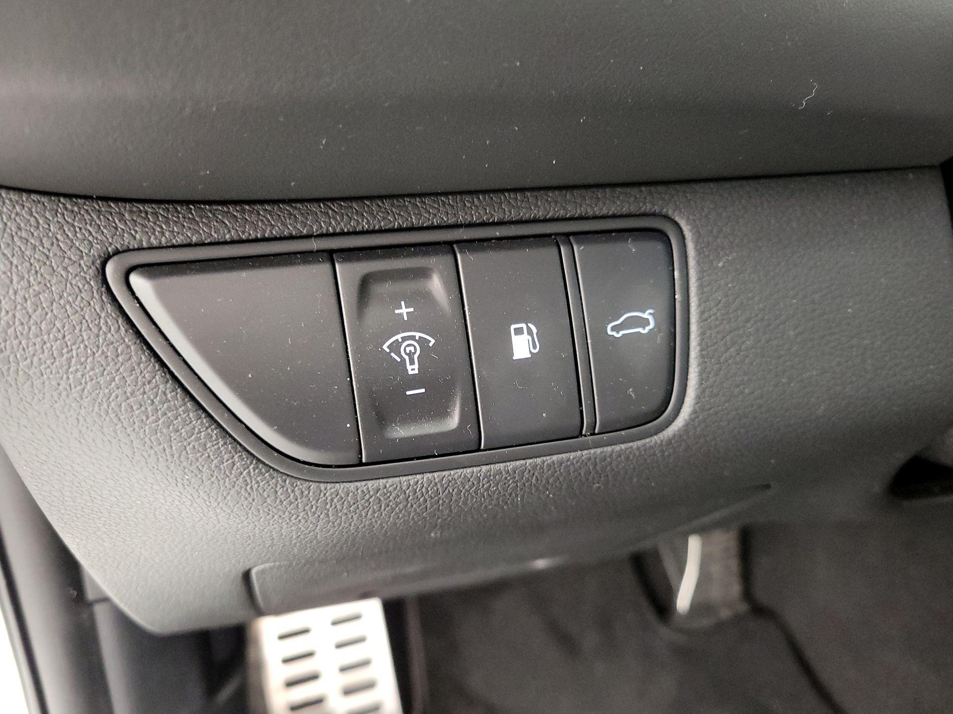 Thumbnail: 2022 Genesis G70 - 13