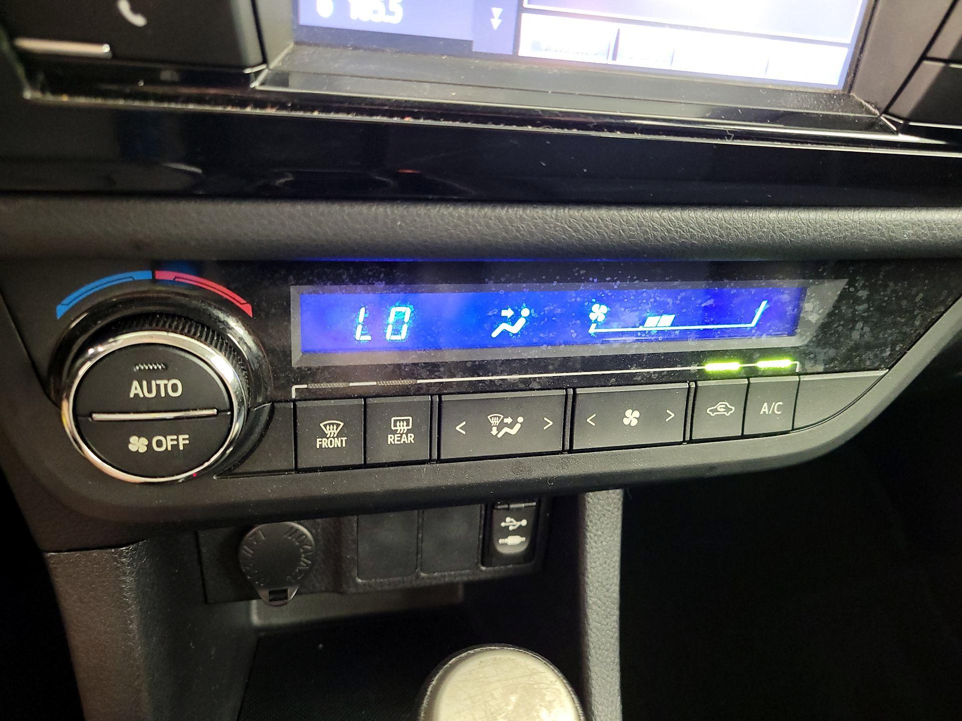 Thumbnail: 2015 Toyota Corolla - 16