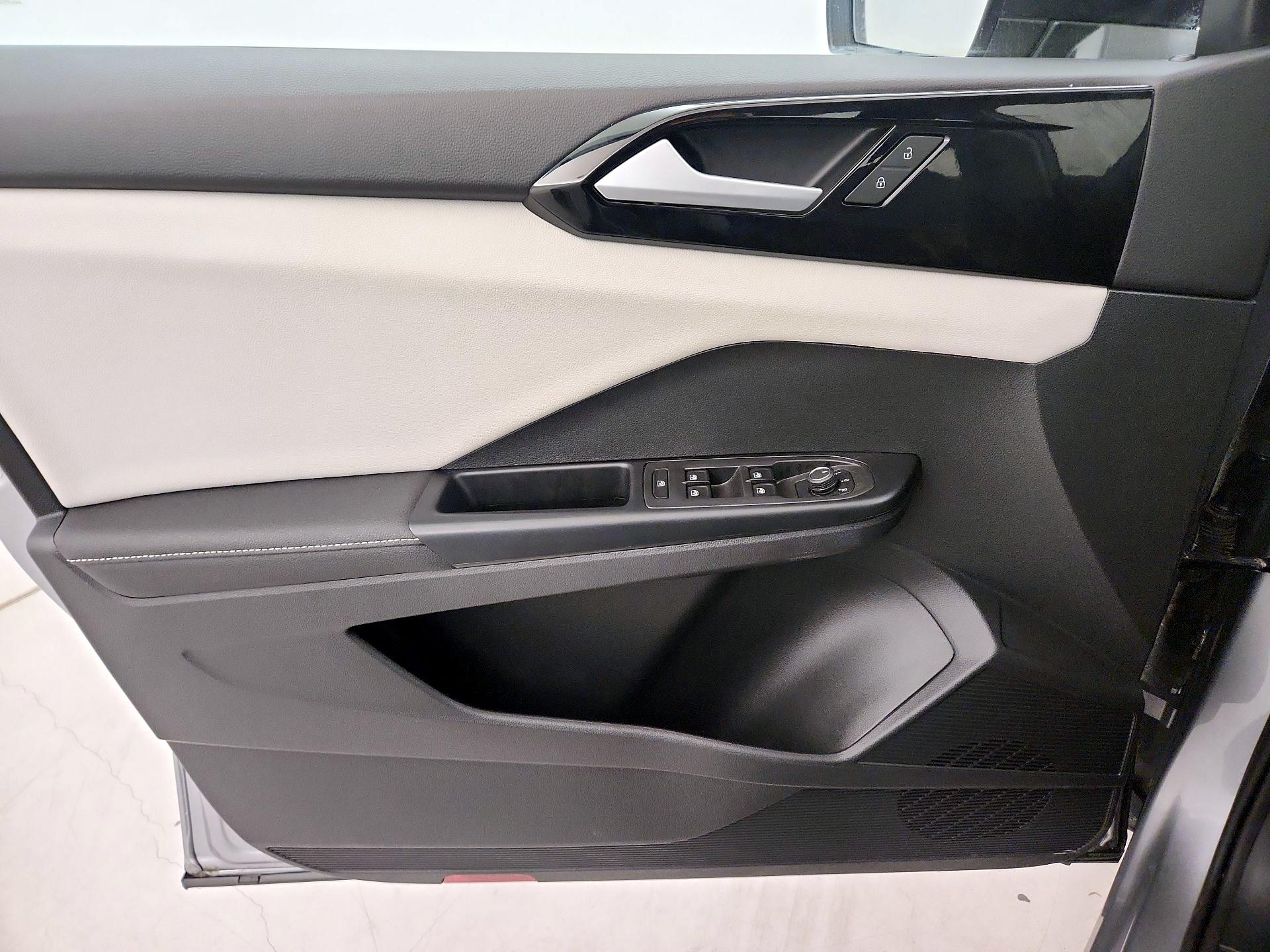 Thumbnail: 2025 Volkswagen Taos - 12