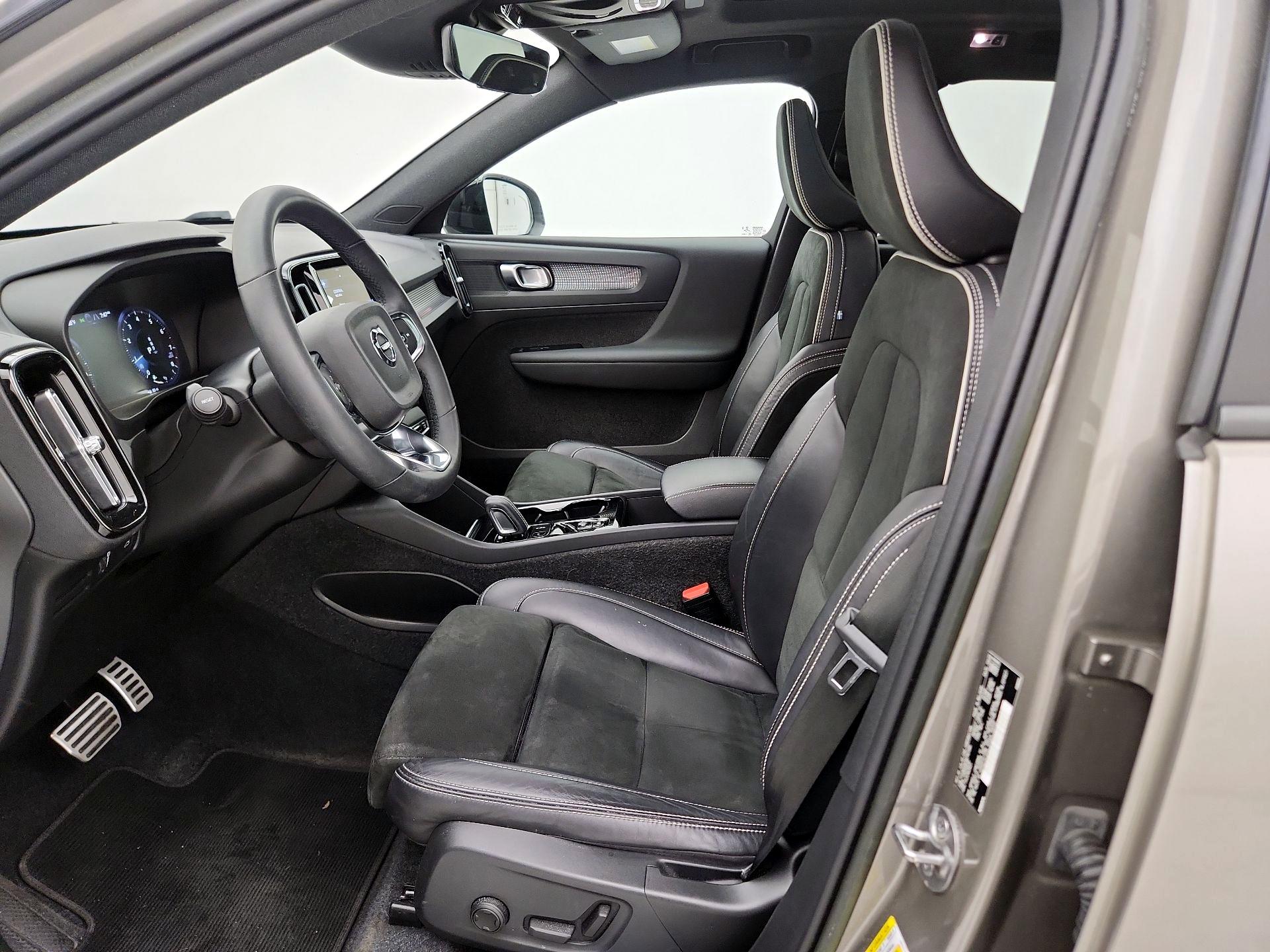 Thumbnail: 2022 Volvo XC40 - 11