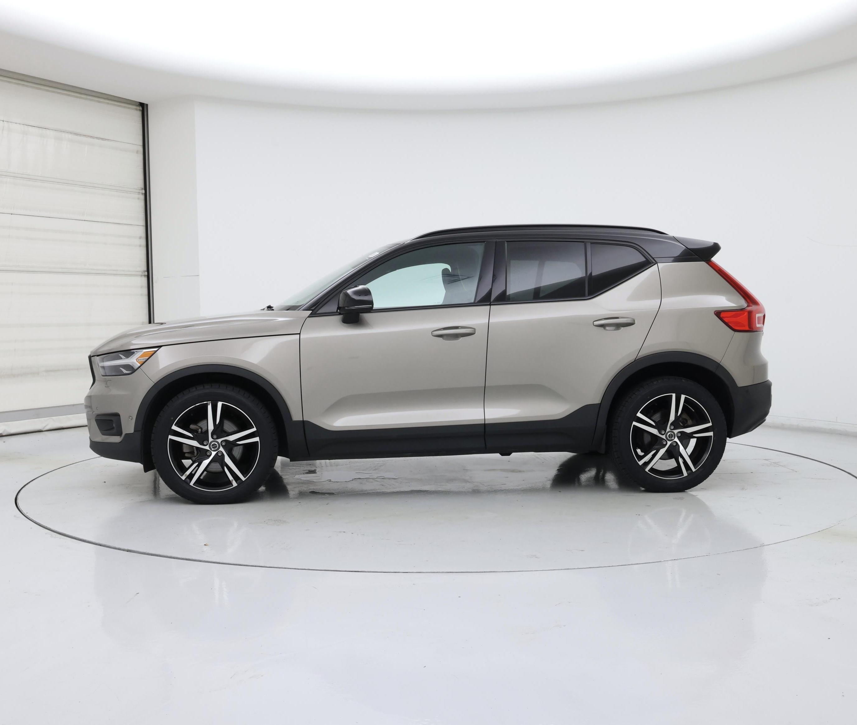Thumbnail: 2022 Volvo XC40 - 3