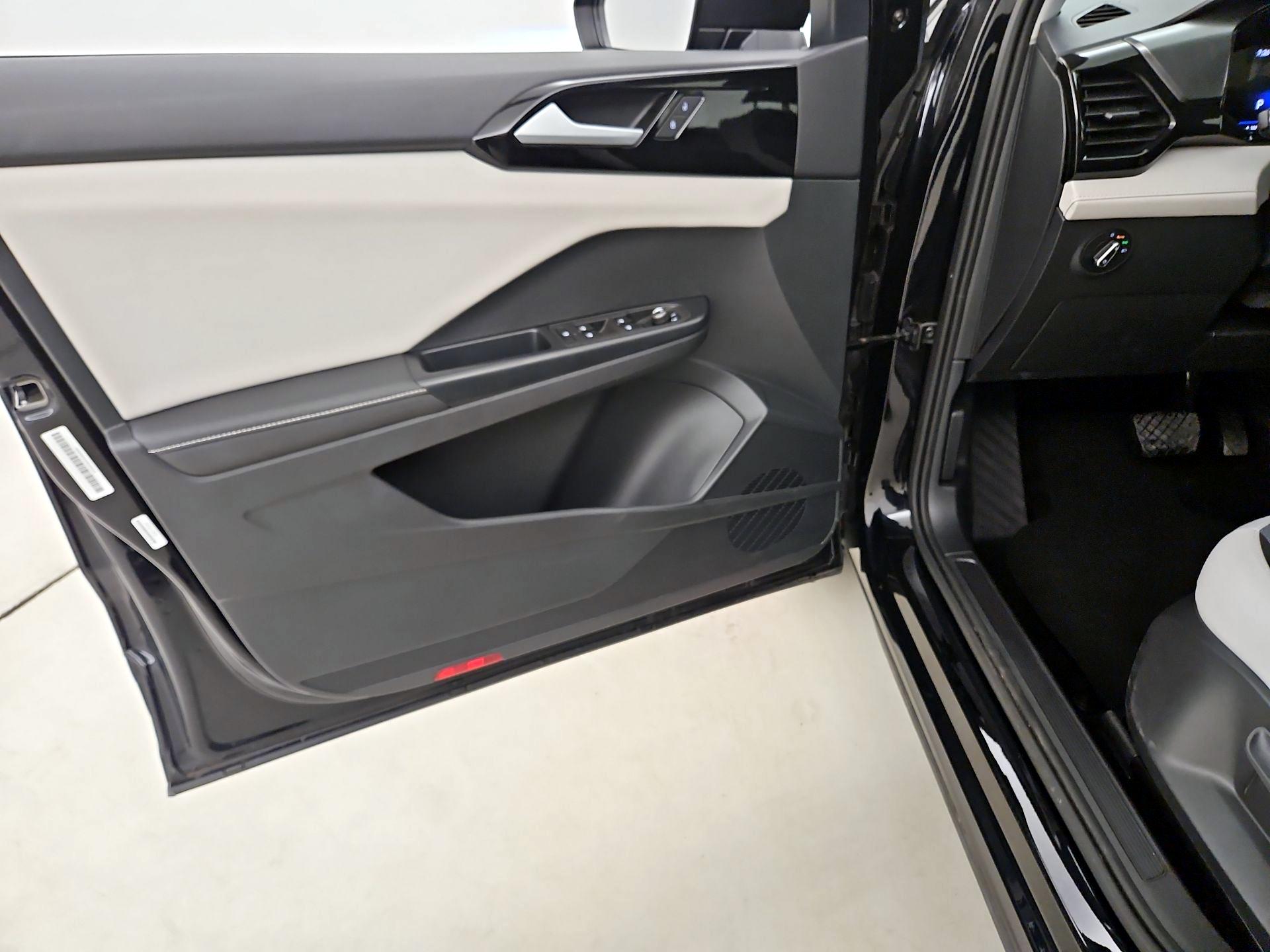 Thumbnail: 2025 Volkswagen Taos - 12