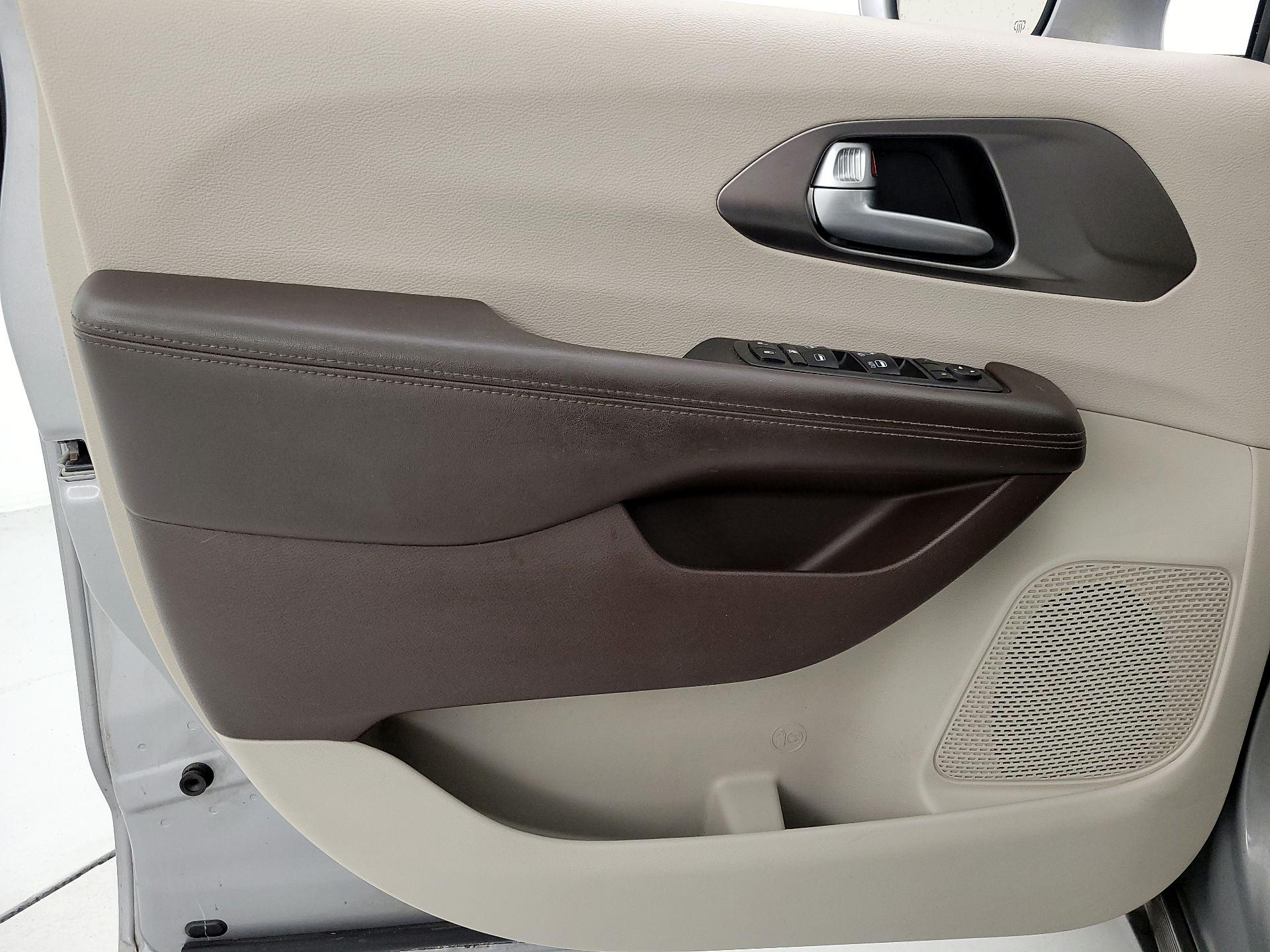 Thumbnail: 2017 Chrysler Pacifica - 12