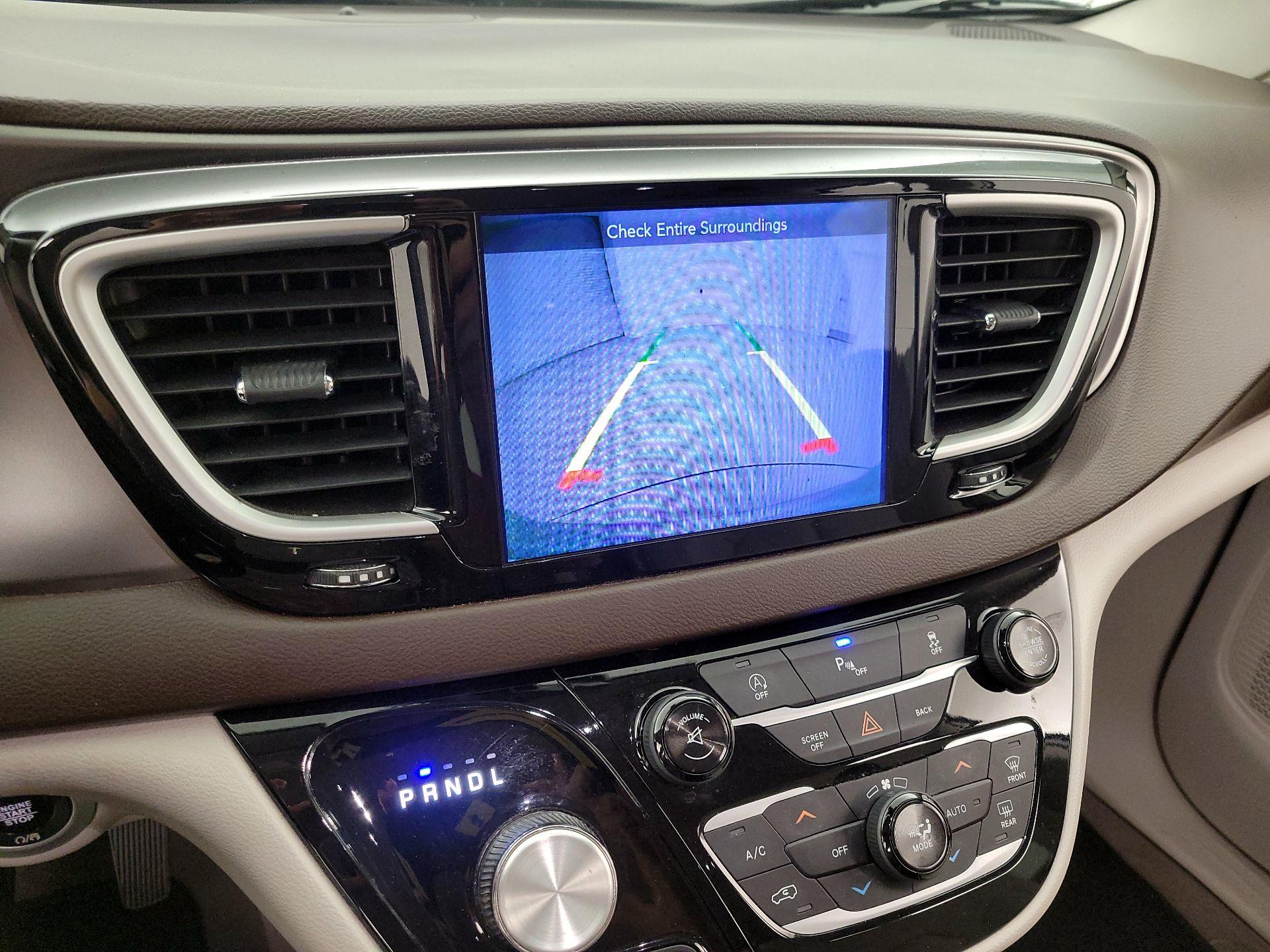 Thumbnail: 2017 Chrysler Pacifica - 15