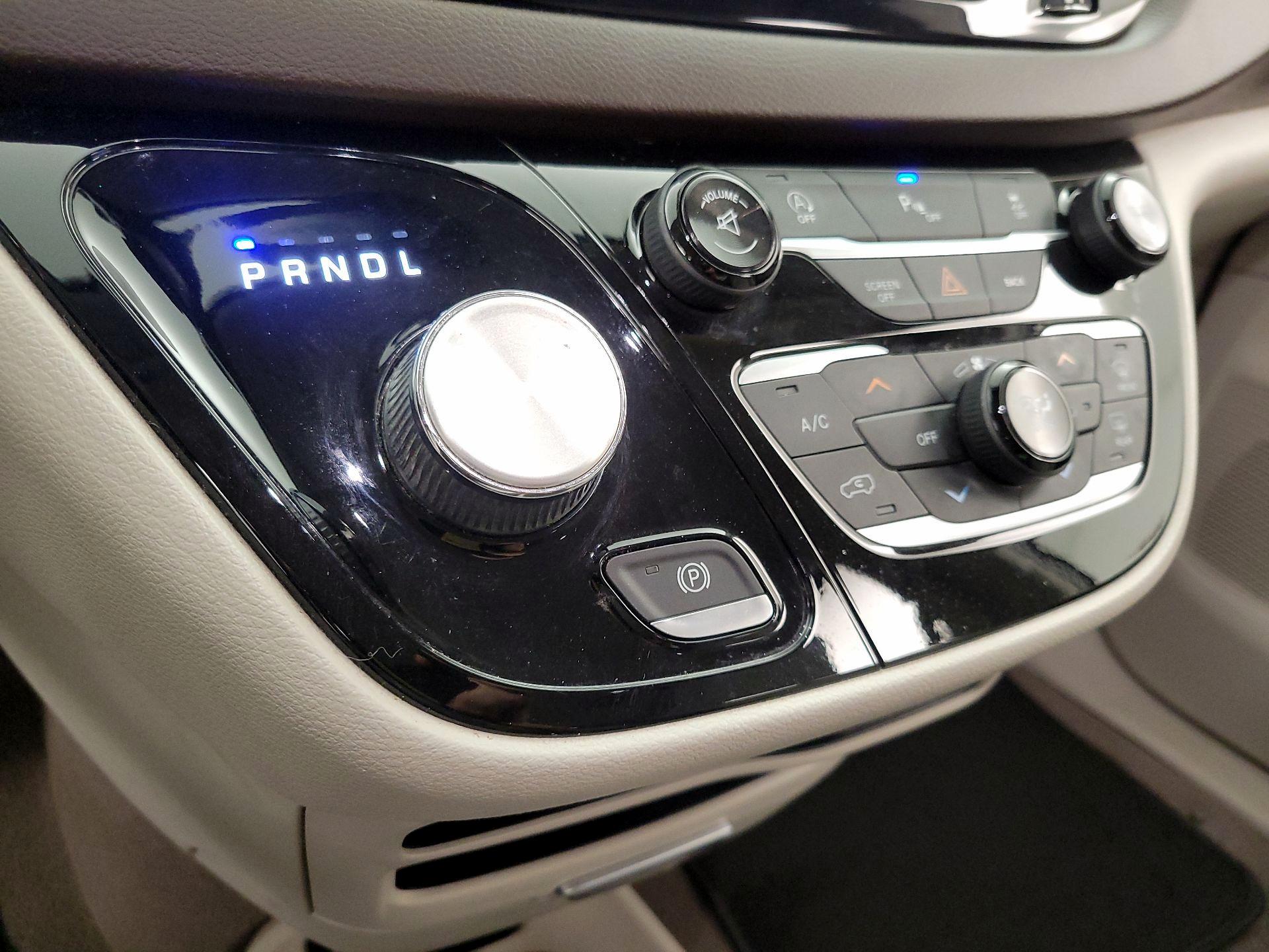 Thumbnail: 2017 Chrysler Pacifica - 17