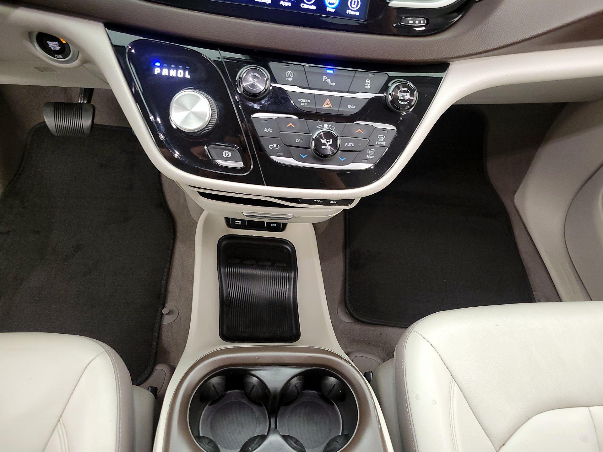 Thumbnail: 2017 Chrysler Pacifica - 18
