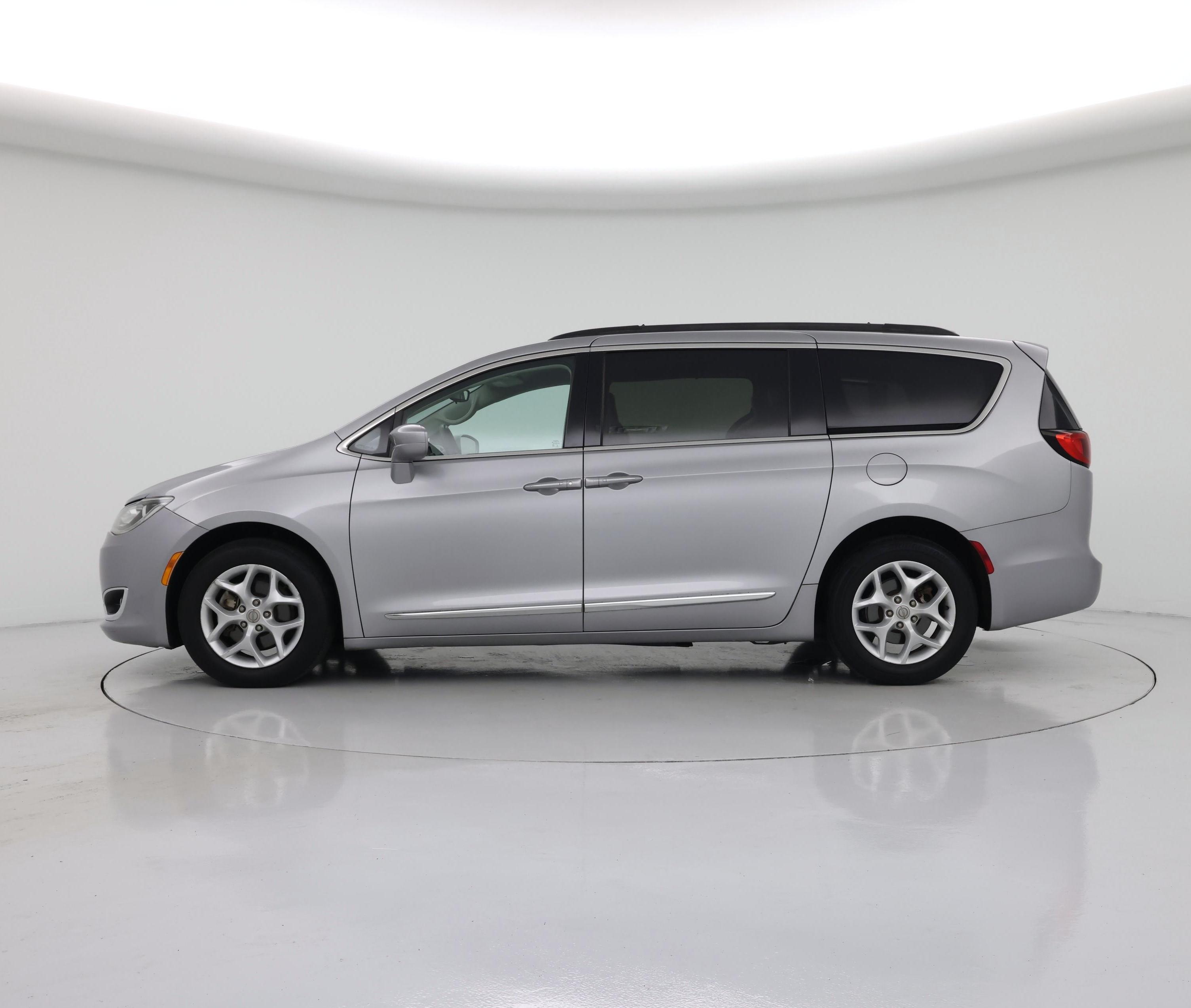 Thumbnail: 2017 Chrysler Pacifica - 3