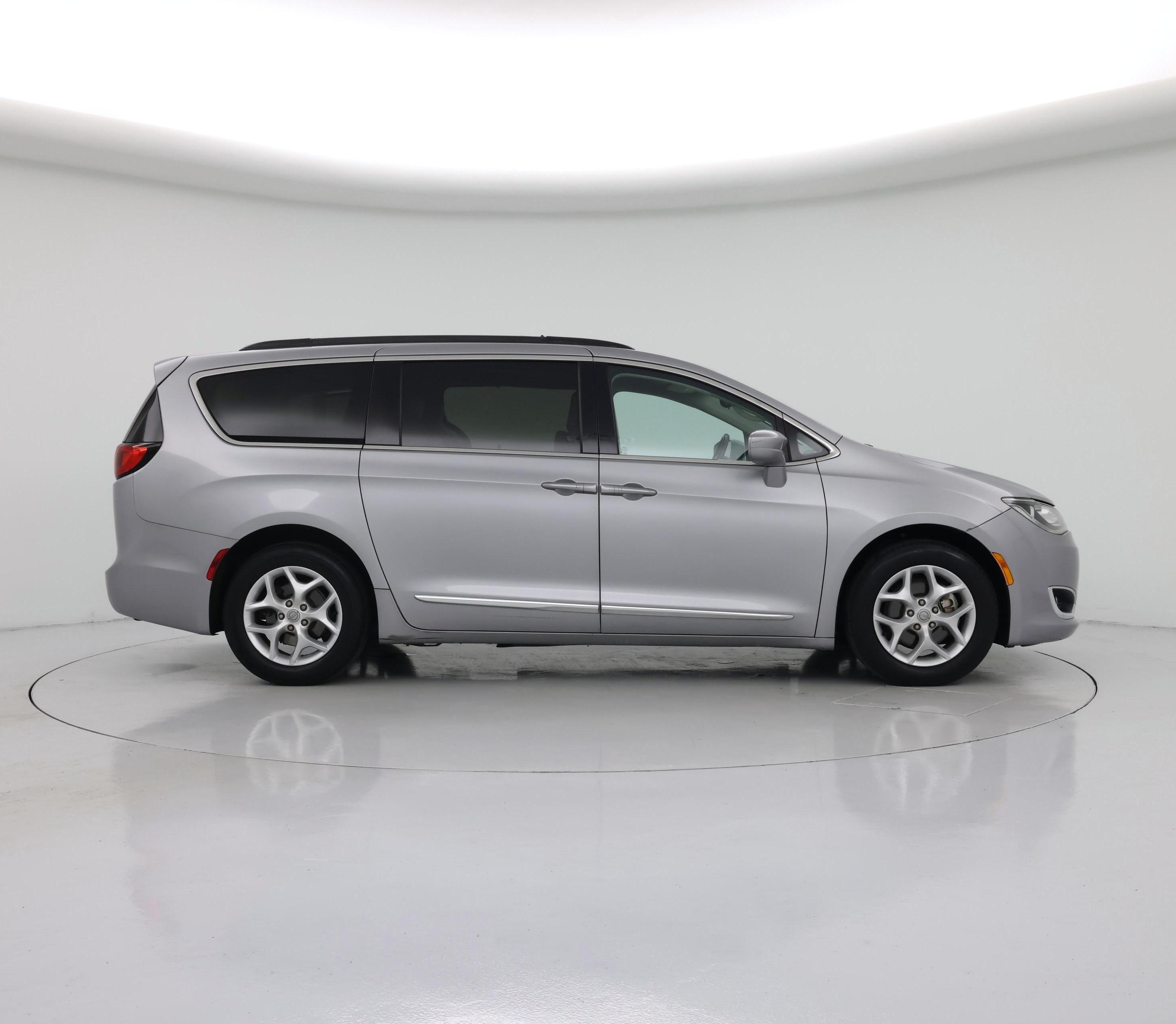 Thumbnail: 2017 Chrysler Pacifica - 7