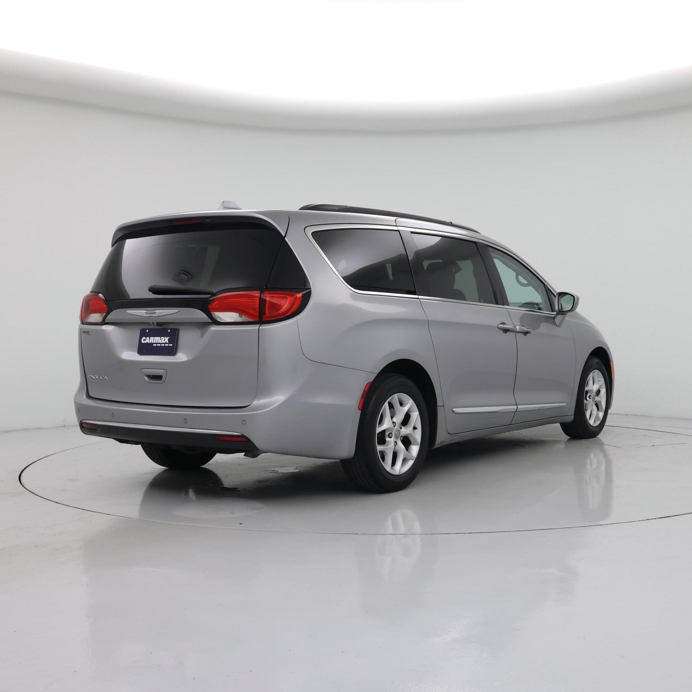 Thumbnail: 2017 Chrysler Pacifica - 8