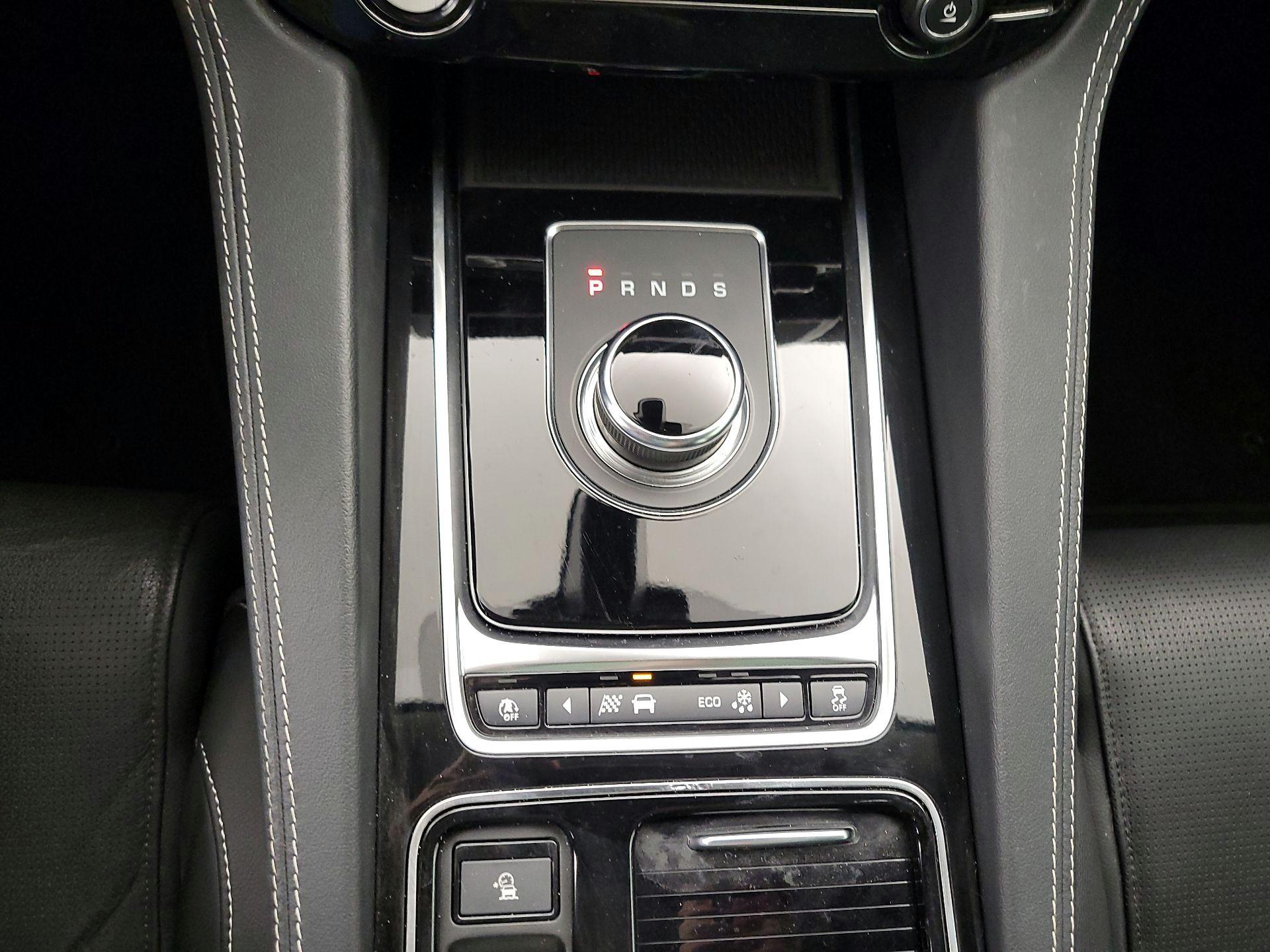 Thumbnail: 2019 Jaguar F-Pace - 18