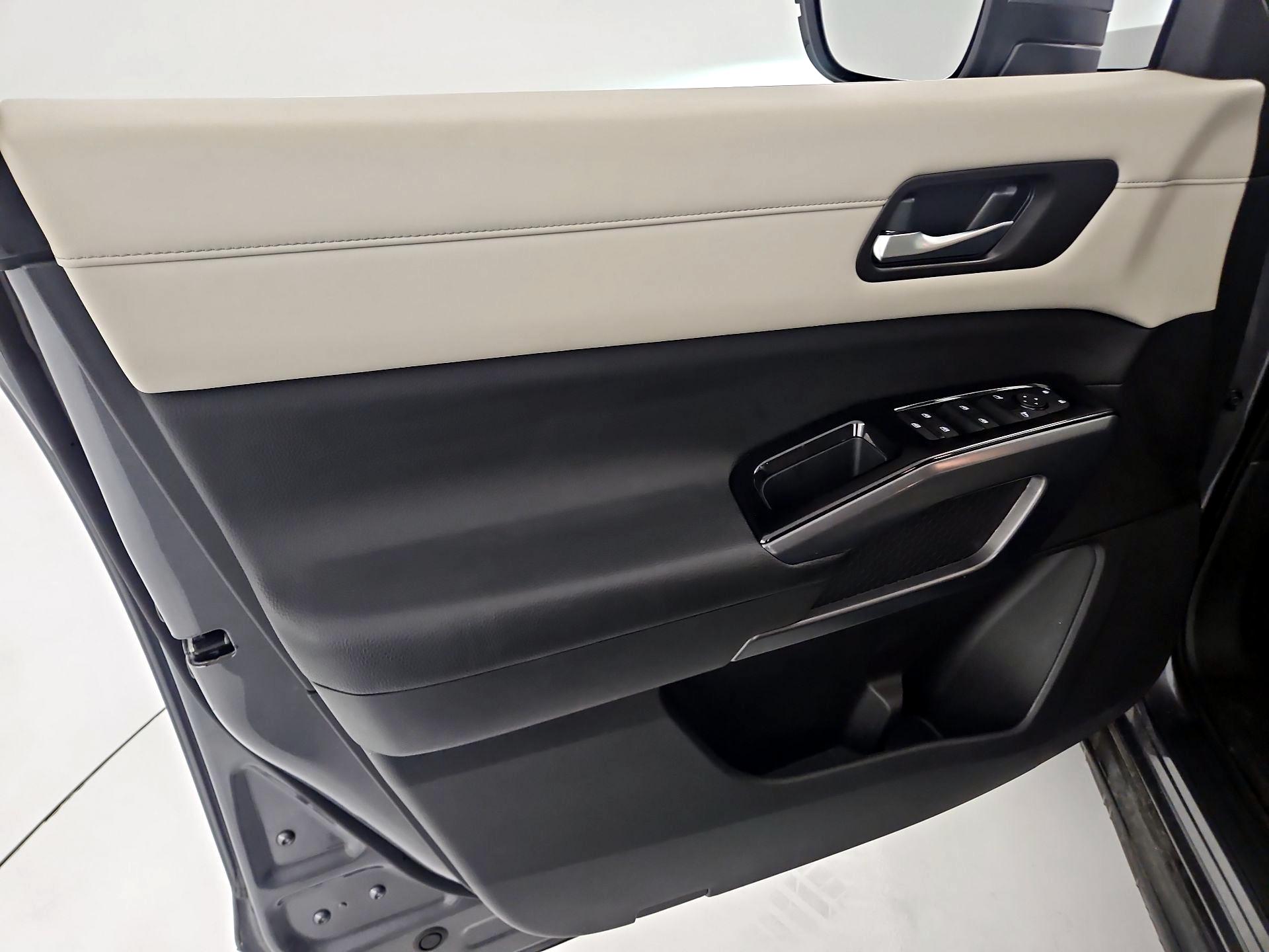 Thumbnail: 2023 Nissan Pathfinder - 12