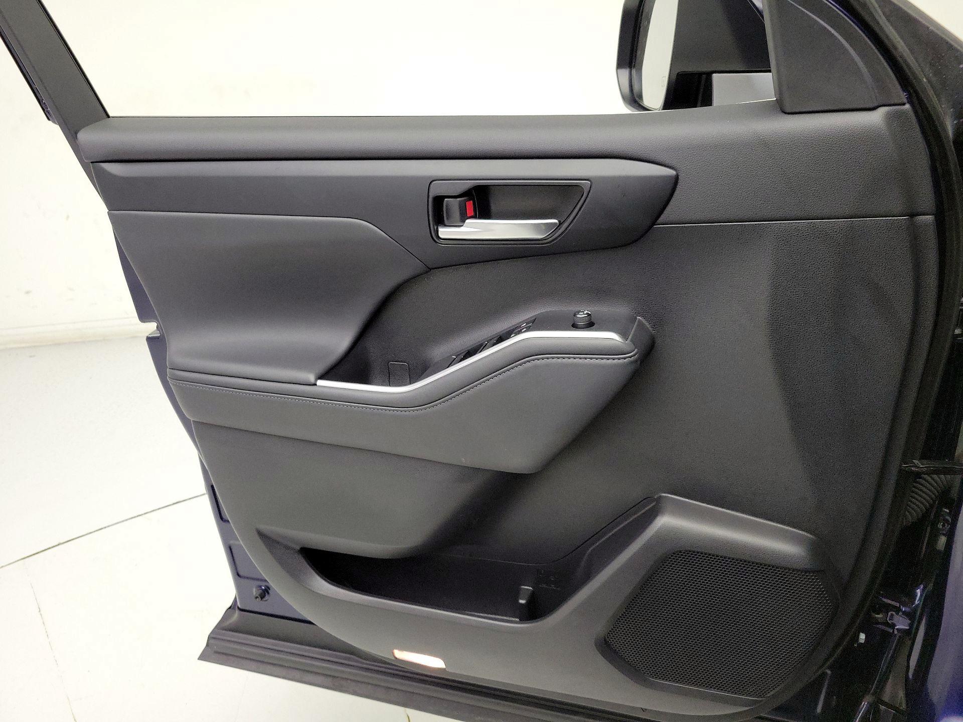 Thumbnail: 2022 Toyota Highlander - 12