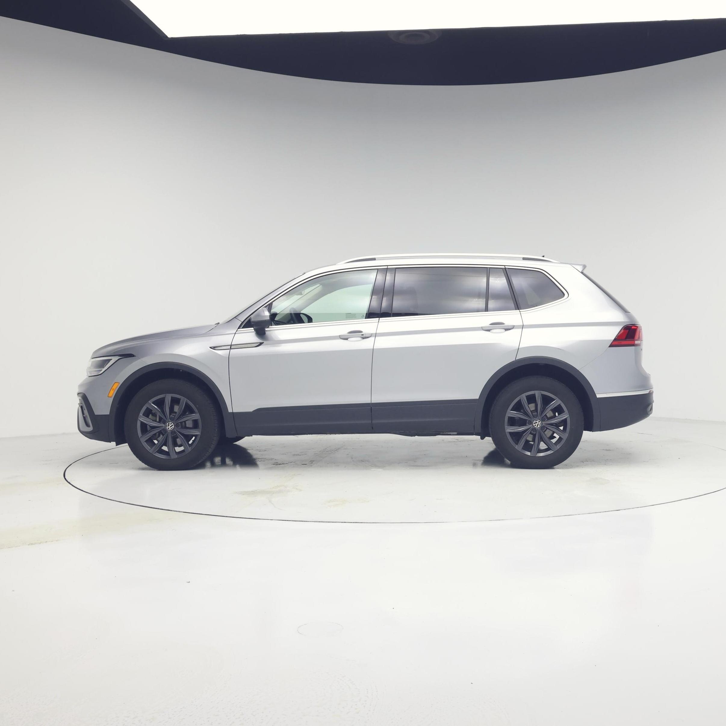 Thumbnail: 2022 Volkswagen Tiguan - 3