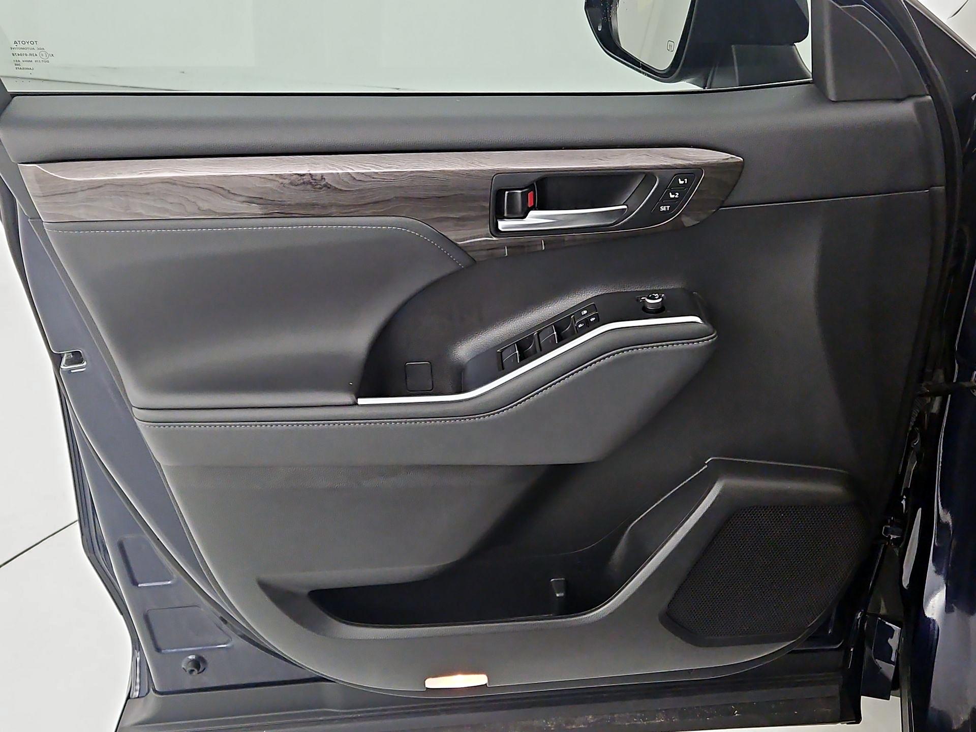 Thumbnail: 2023 Toyota Highlander - 12