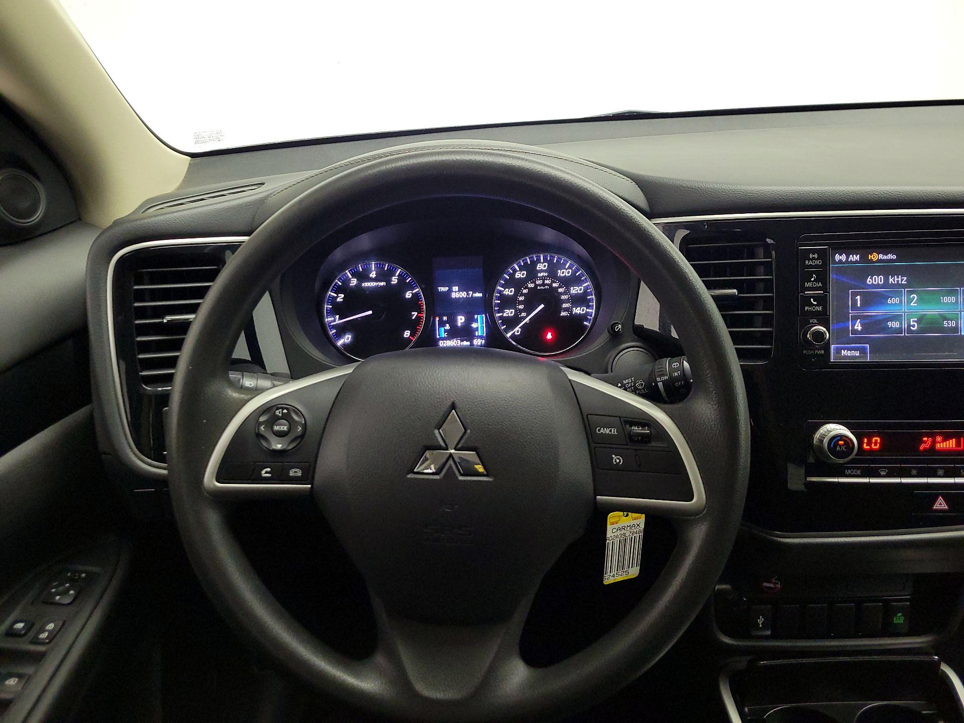 Thumbnail: 2020 Mitsubishi Outlander - 10