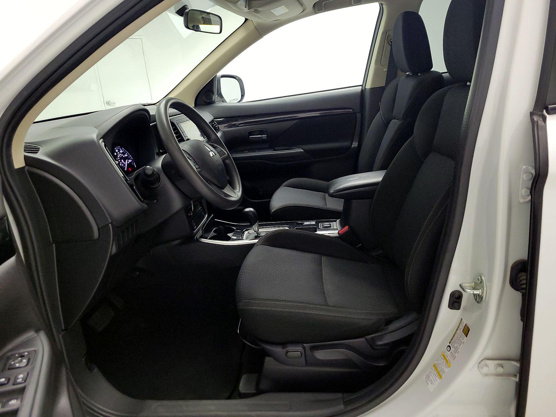 Thumbnail: 2020 Mitsubishi Outlander - 11