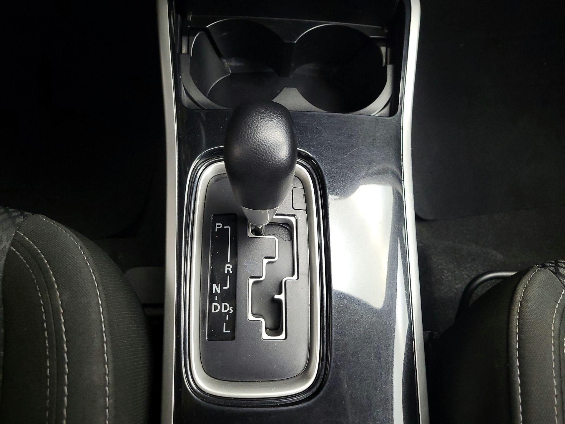 Thumbnail: 2020 Mitsubishi Outlander - 16