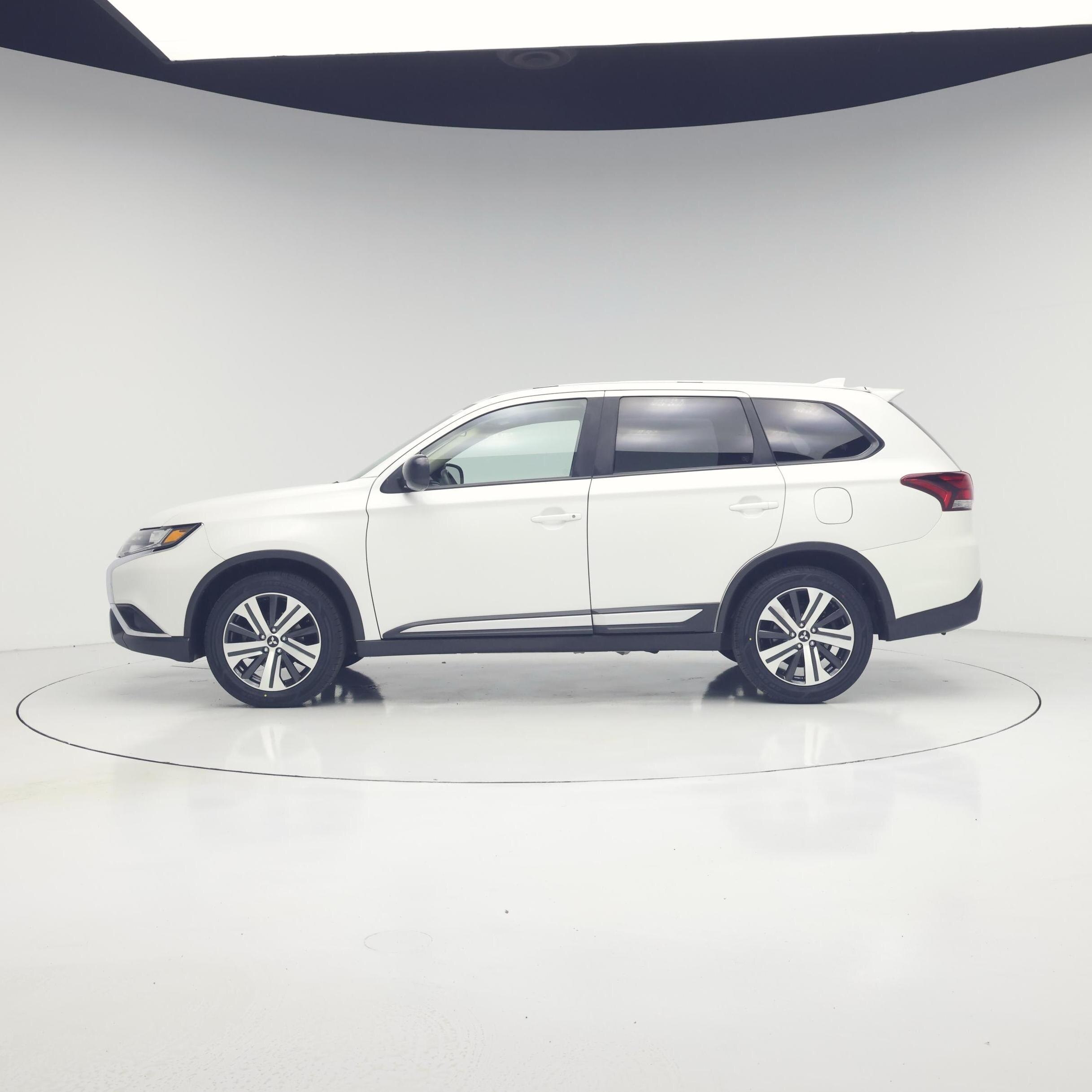 Thumbnail: 2020 Mitsubishi Outlander - 3