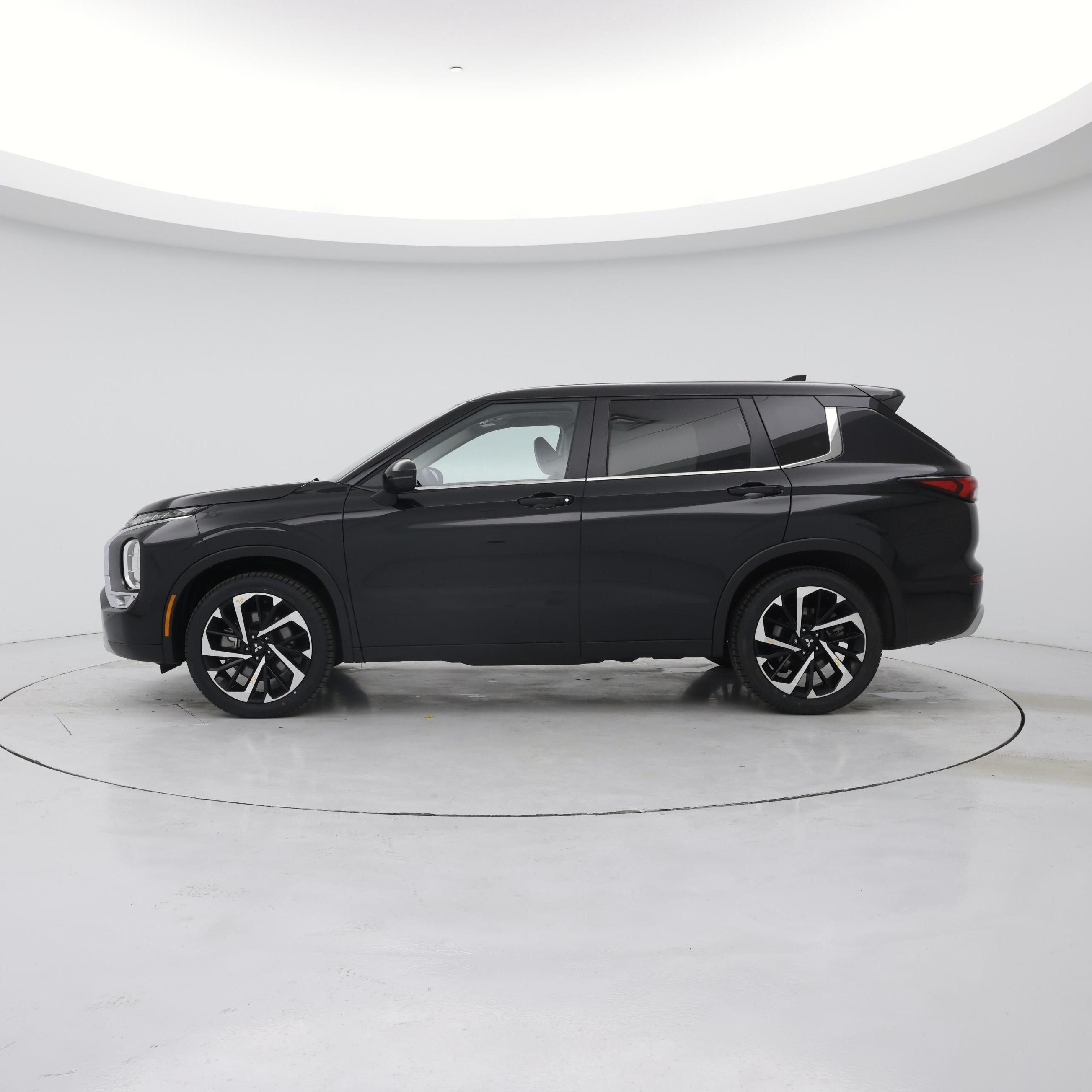 Thumbnail: 2024 Mitsubishi Outlander - 3