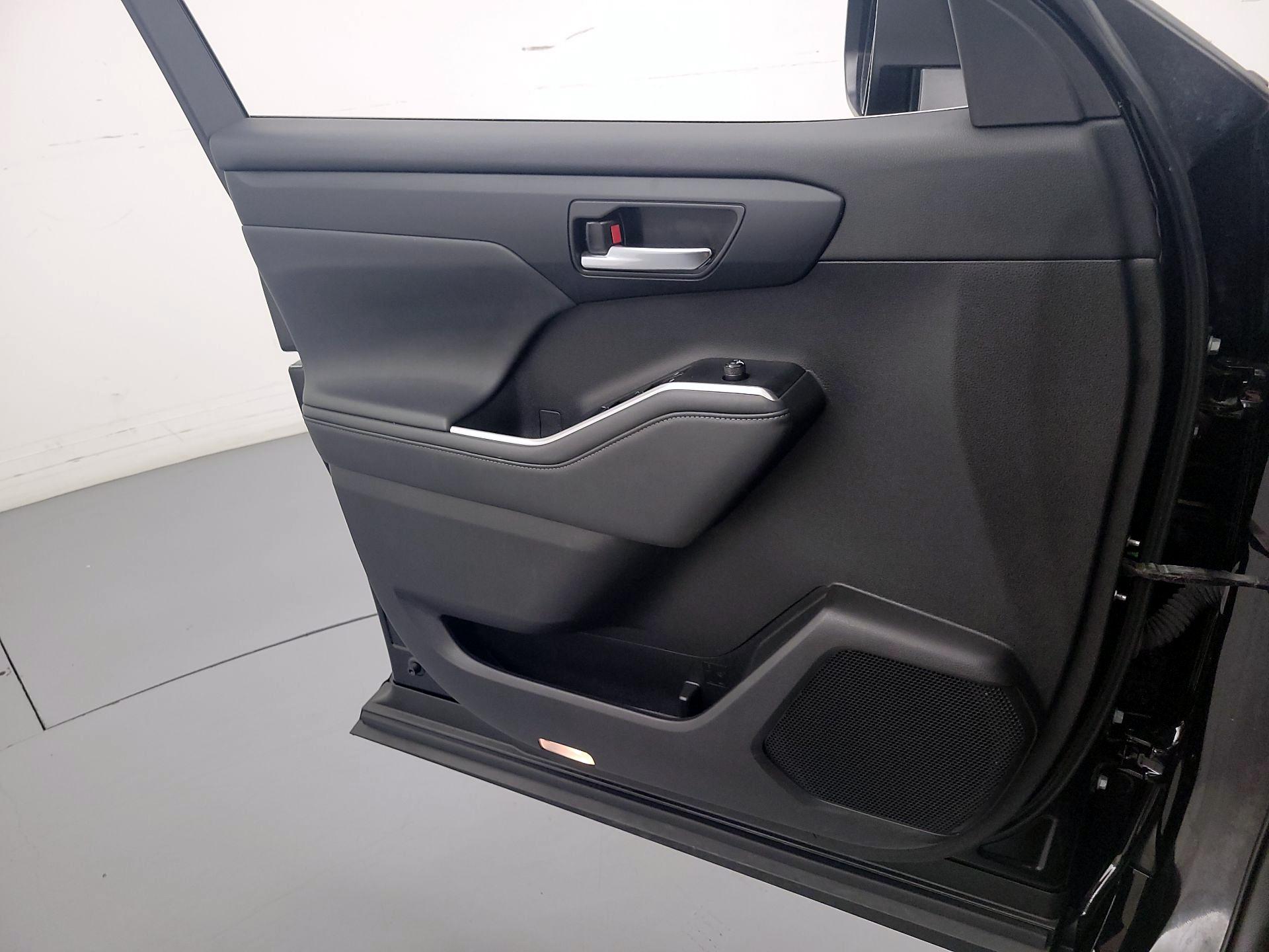 Thumbnail: 2022 Toyota Highlander - 12